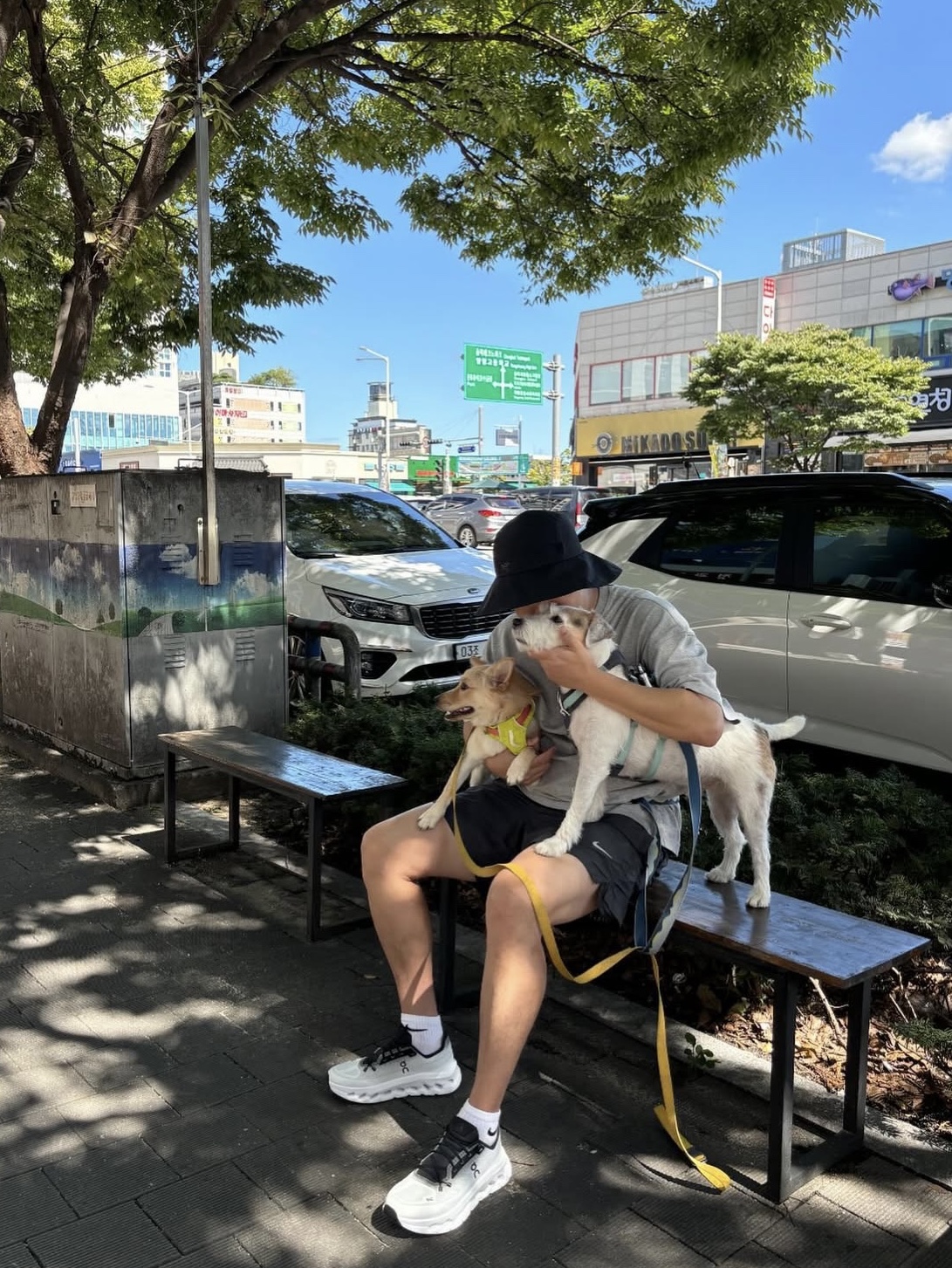(W) Arc'teryx Sinsola Hat Black, Nike x Drake Nocta Woven Shorts Anthracite (FN8194-060) 착용 스타일 - 2