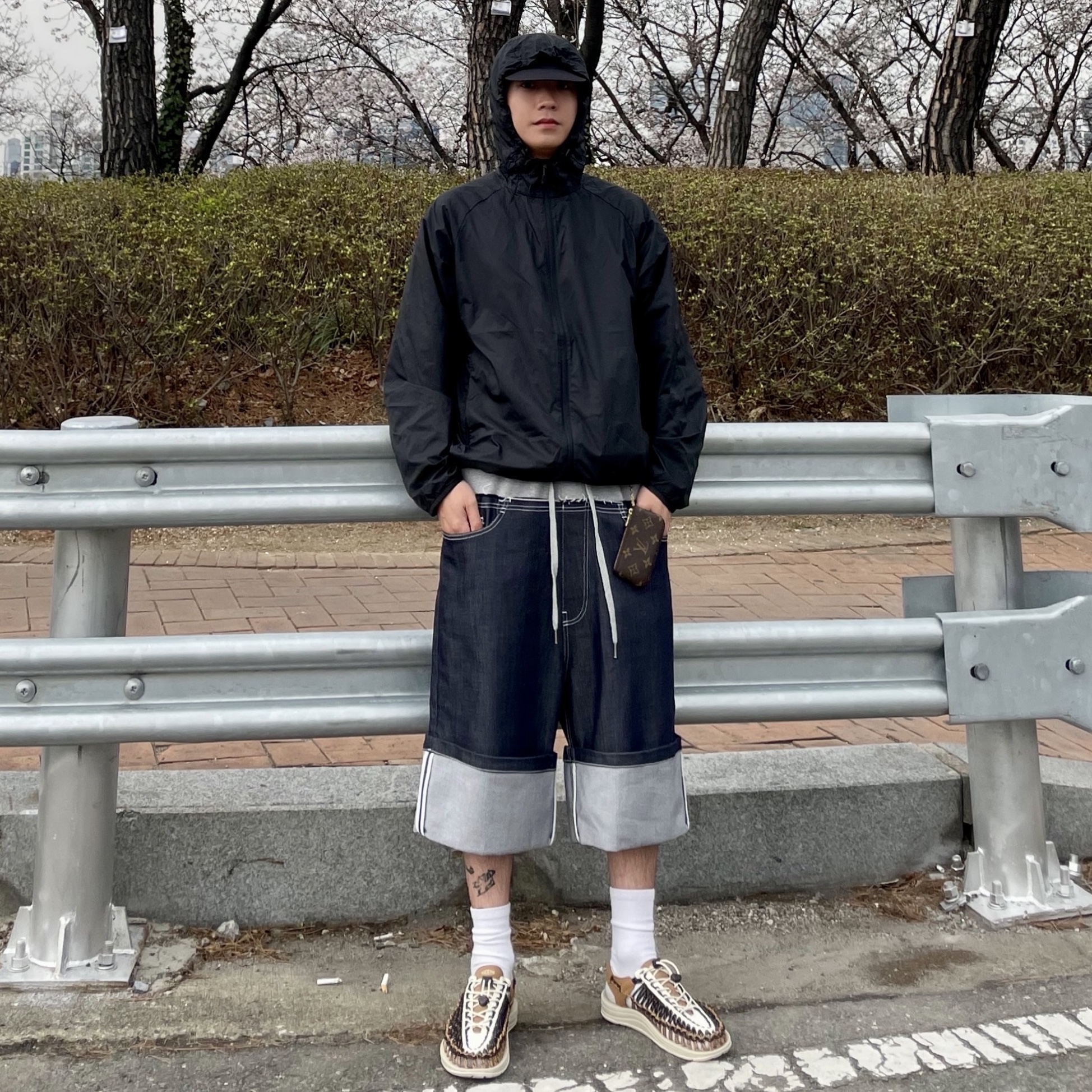 Keen Uneek Sandal Men Black/Chipmunk 착용 스타일 - 1