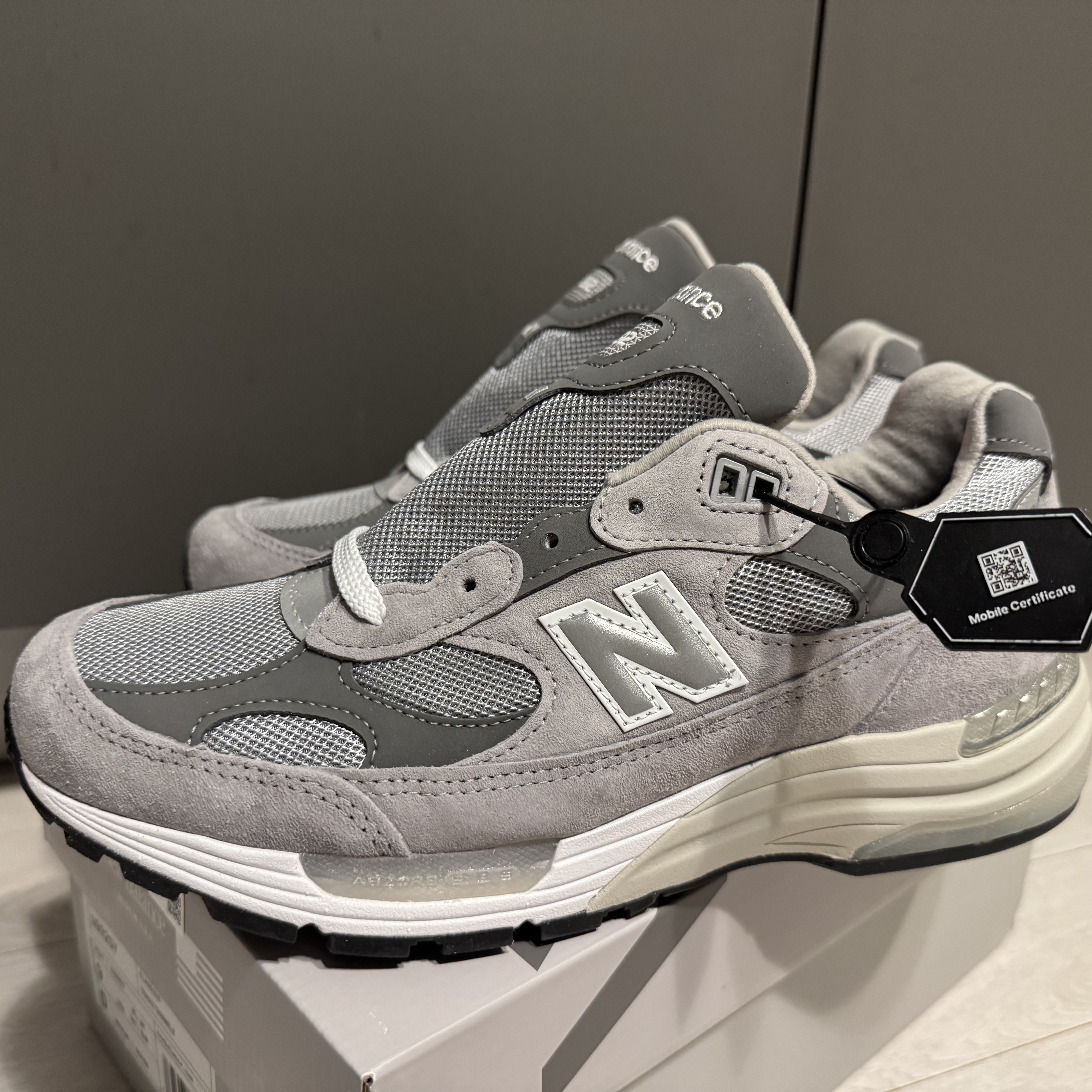 New Balance 992 Made in USA Core Grey Silver Metallic 착용 스타일 - 1