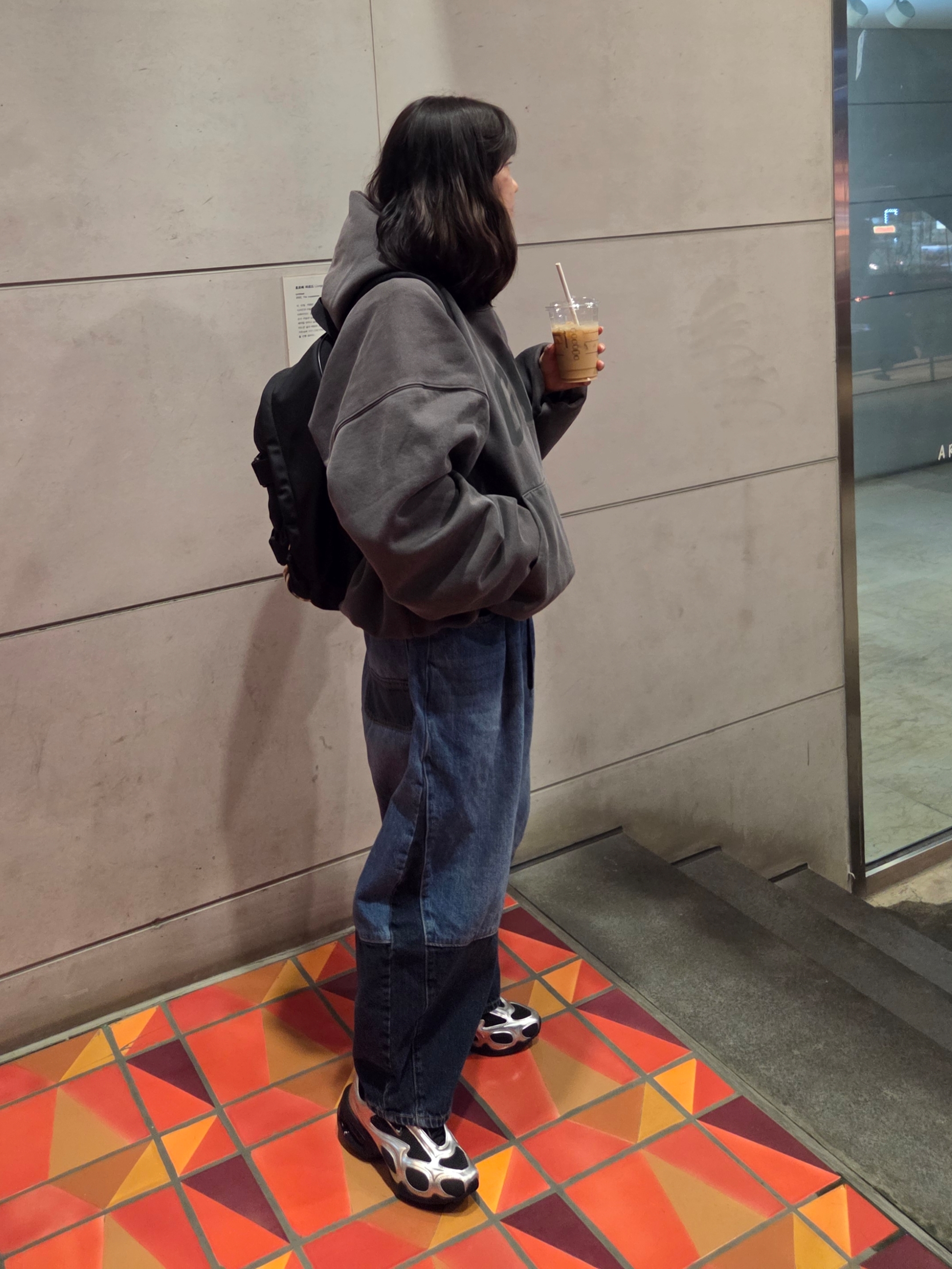 (W) Nike Air Max Muse Black and Metallic Silver, Yeezy Gap Engineered By Balenciaga Dove Hoodie Dark Grey 착용 스타일 - 2