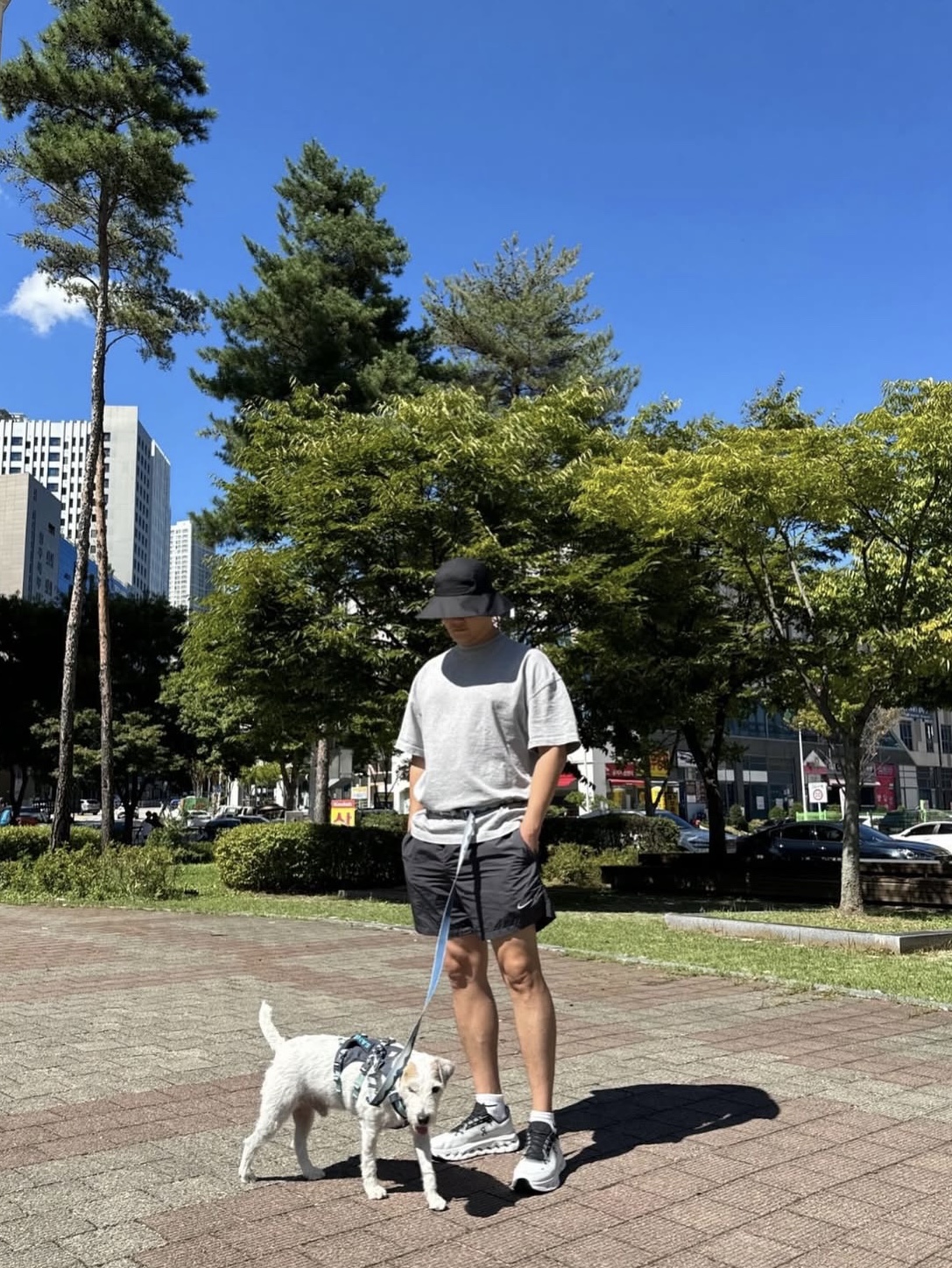 (W) Arc'teryx Sinsola Hat Black, Nike x Drake Nocta Woven Shorts Anthracite (FN8194-060) 착용 스타일 - 1