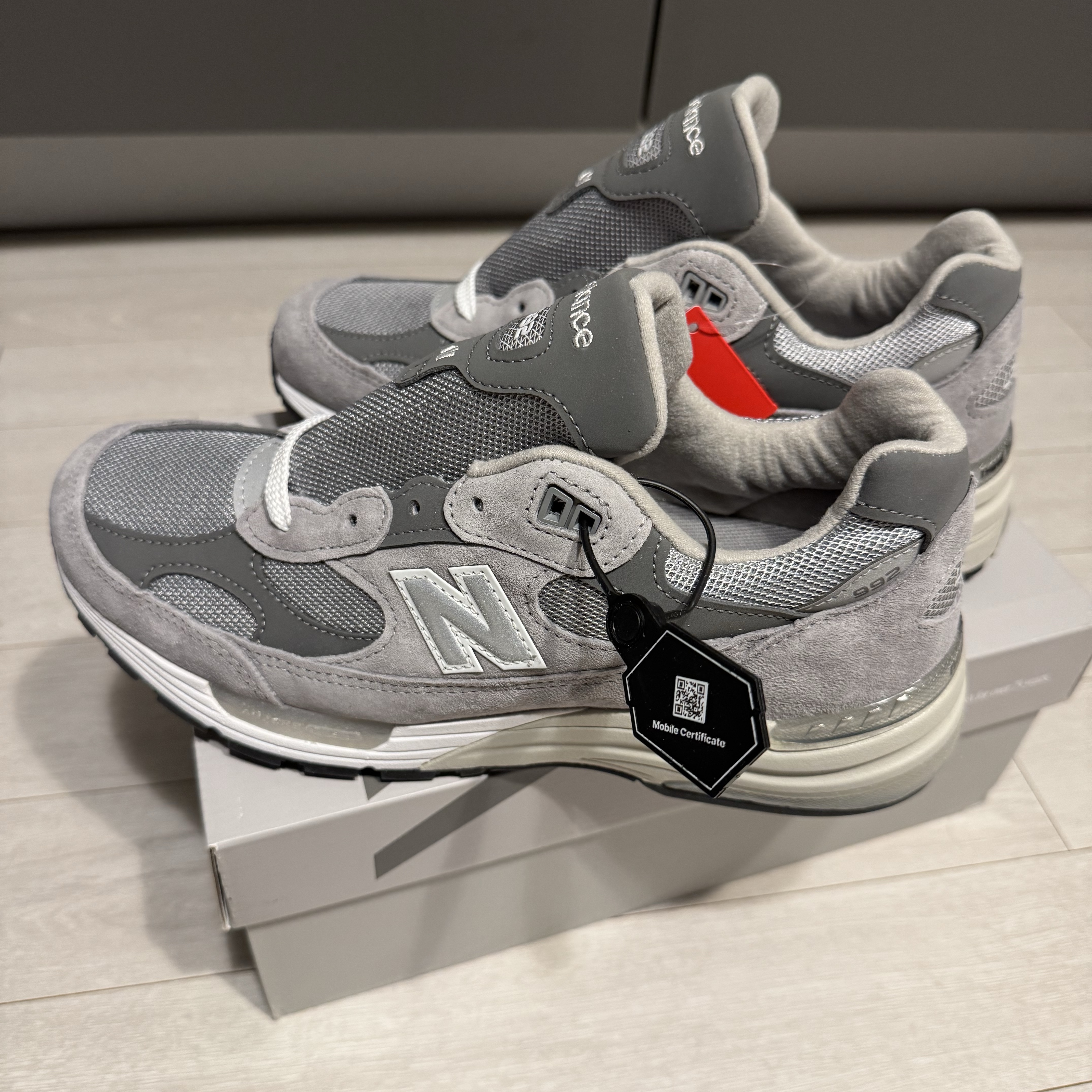 New Balance 992 Made in USA Core Grey Silver Metallic 착용 스타일 - 3