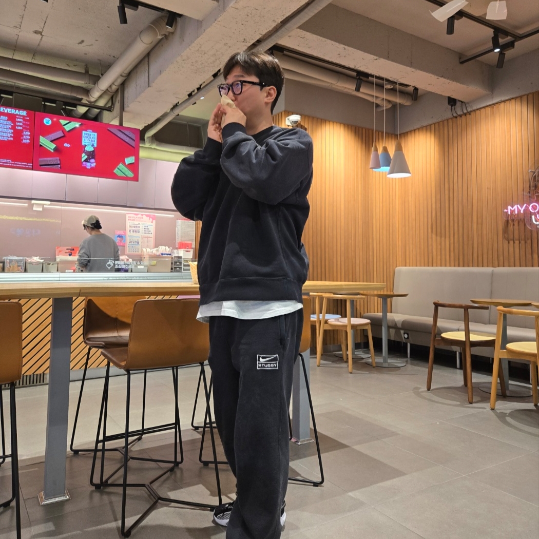 Nike x Stussy NRG Washed Fleece Crewneck Black (DO5310-010), Nike x Stussy NRG Washed Fleece Pants Black (DO5296-010) 착용 스타일 - 2