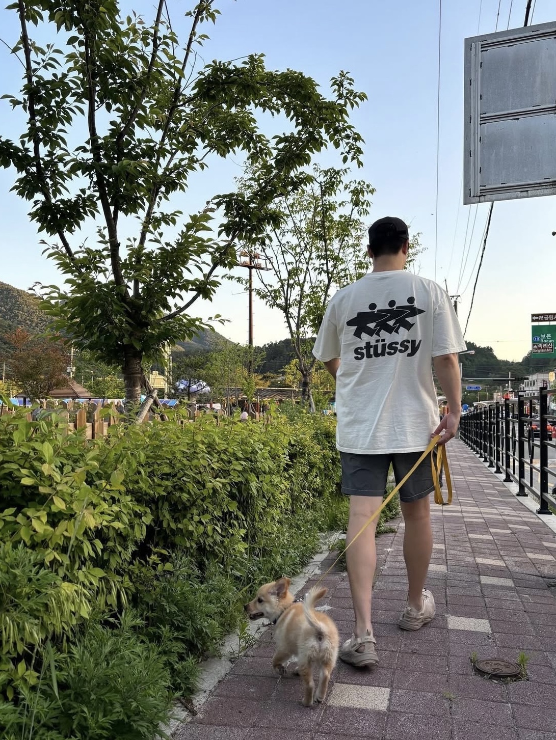 Stussy Surfwalk Pigment Dyed T-Shirt Coral, Helinox Chair One All Black 착용 스타일 - 2
