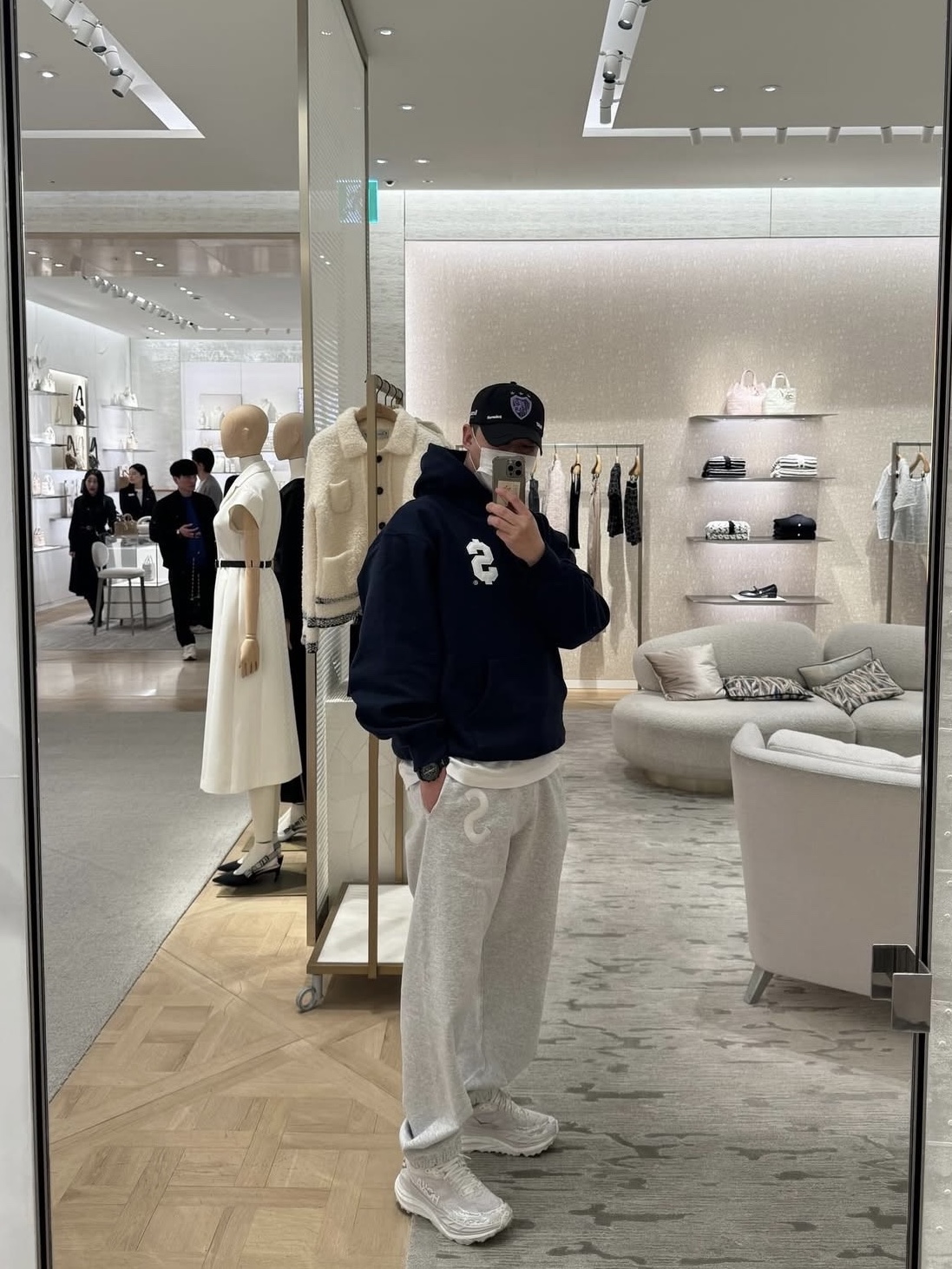Palace Palamat Shell 6-Panel Black - 24FW, Supreme $ Hooded Sweatshirt Navy - 24SS 착용 스타일 - 1