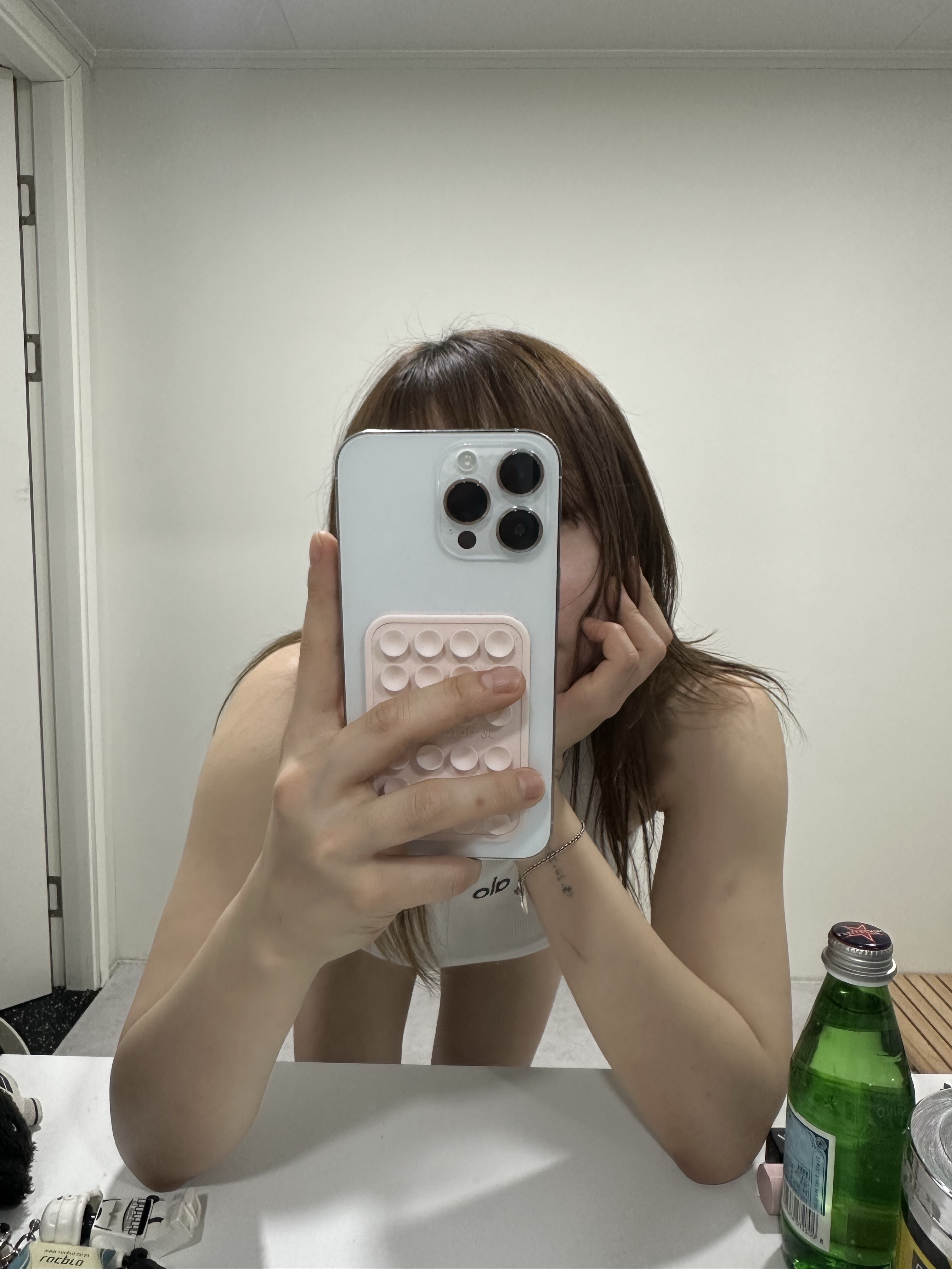 (W) 알로 요가 아스파이어 탱크 화이트, 옥토버디 스티키 트라이포드 초크 핑크 착용 스타일 - 2