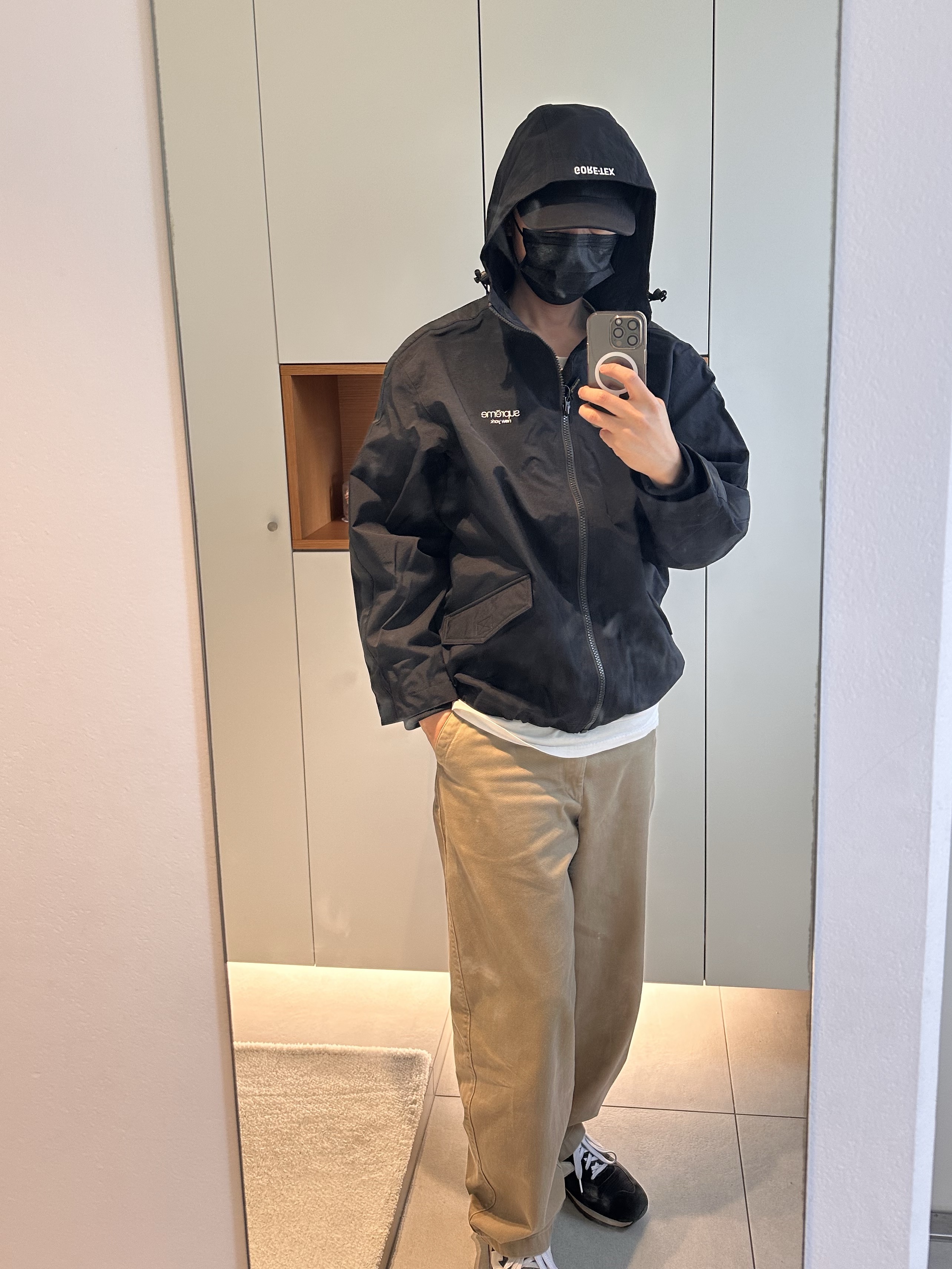 Supreme Gore-Tex Stripe Hooded Jacket Black - 25SS, Supreme Lightweight Moleskin 6-Panel Black - 24SS 착용 스타일 - 2