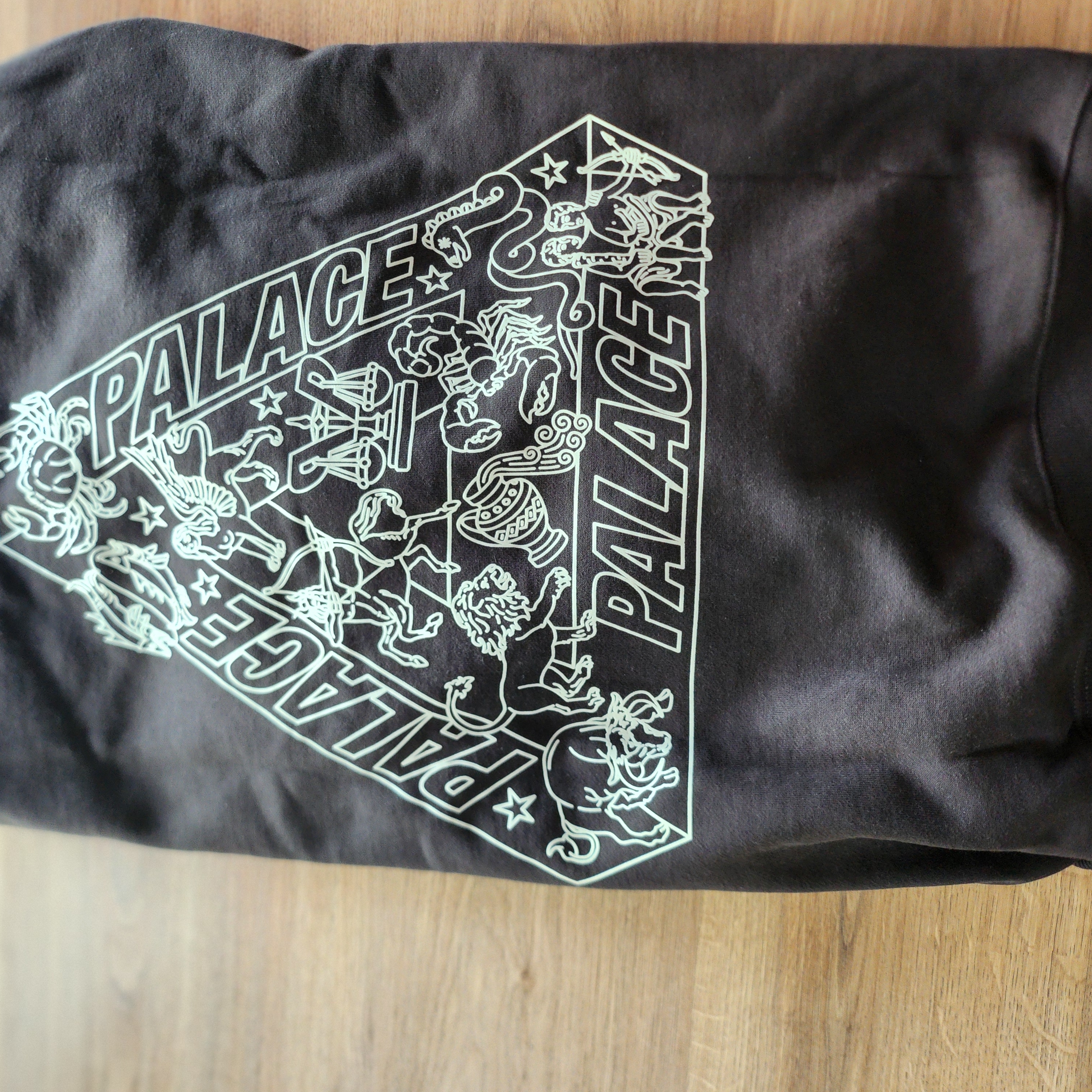 Palace Zodiac Tri-Ferg Hood Black - 25SS, Palace P-3 Snake Applique Hood Black - 23SS 착용 스타일 - 1