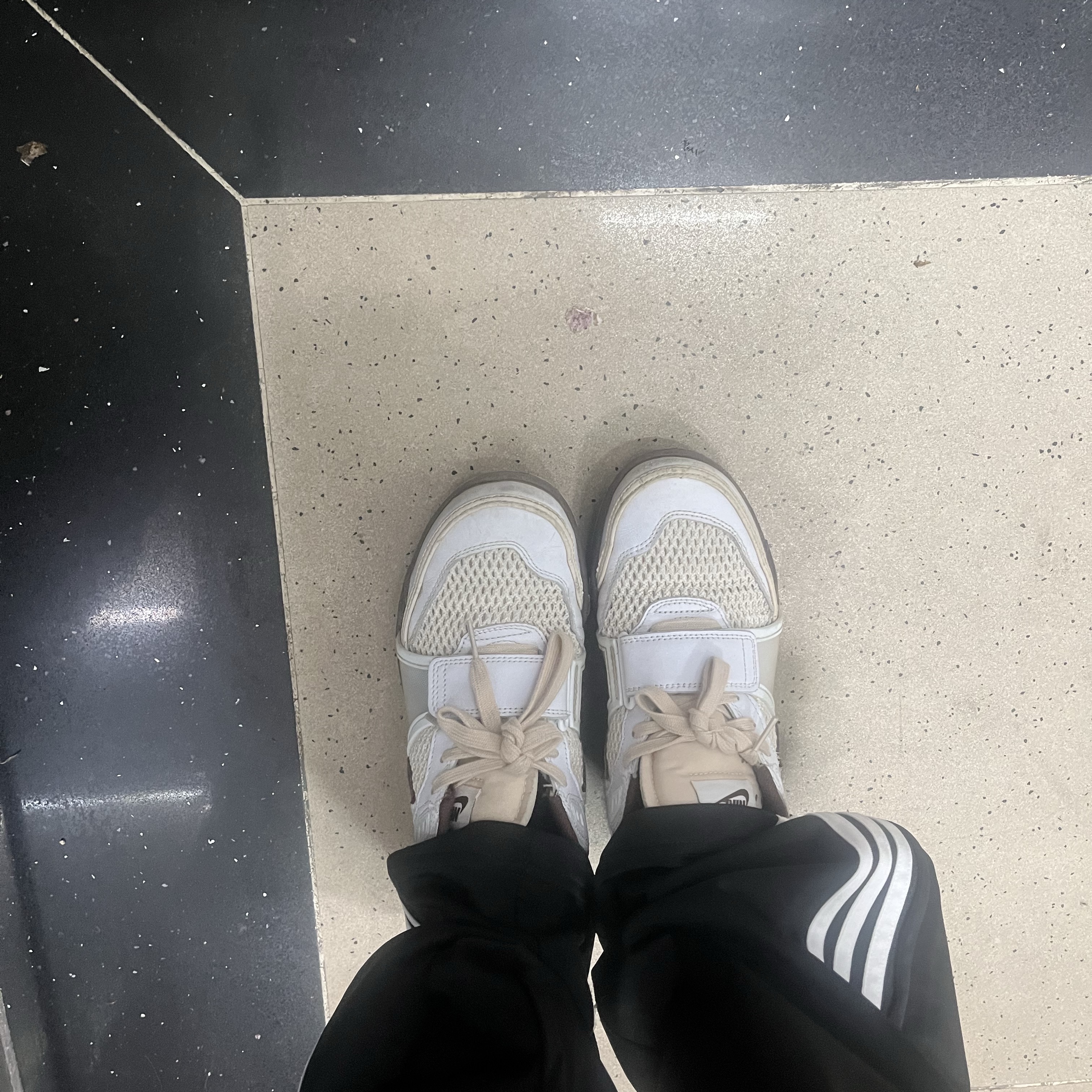 Nike x Travis Scott Zoom Field Jaxx White and Light Chocolate 착용 스타일