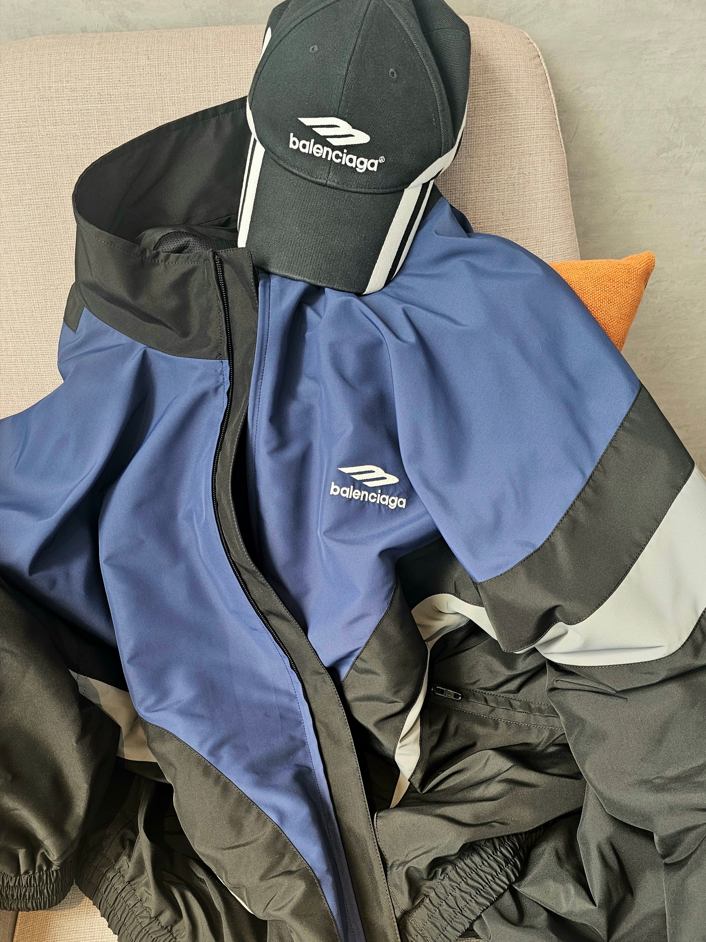 Balenciaga 3B Sports Icon Off Shoulder Tracksuit Jacket Black Navy, Balenciaga 3B Sports Icon Cap Black White 착용 스타일 - 5
