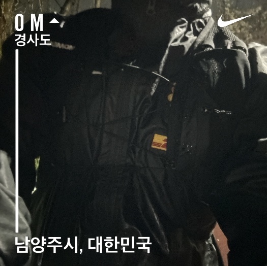 살로몬 액티브 스킨 8 세트 블랙 메탈 착용 스타일