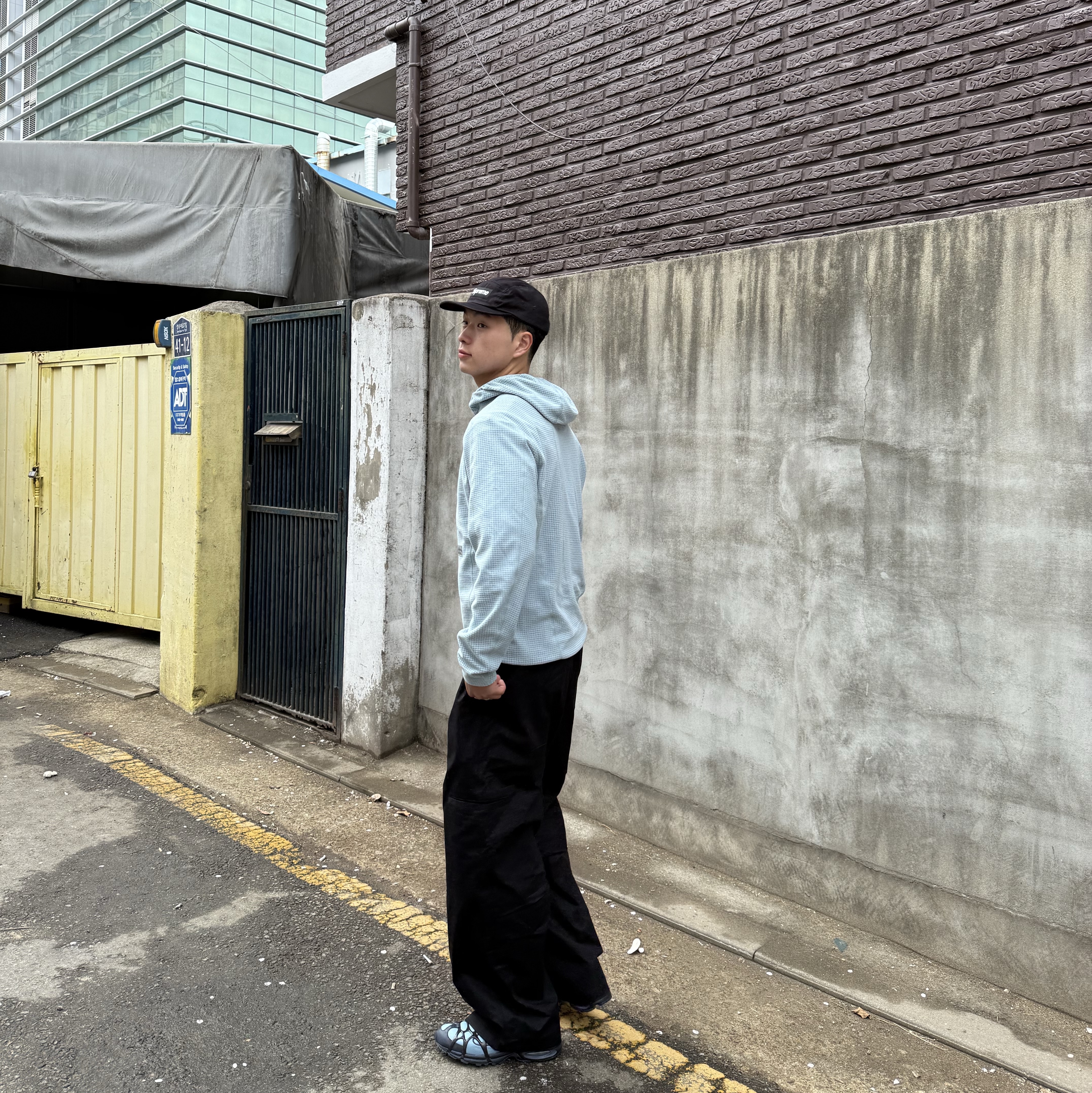 나이키 에어 쿠키니 원 블루 옵시디언, 나이키 에어 쿠키니 트리플 블랙 착용 스타일 - 3