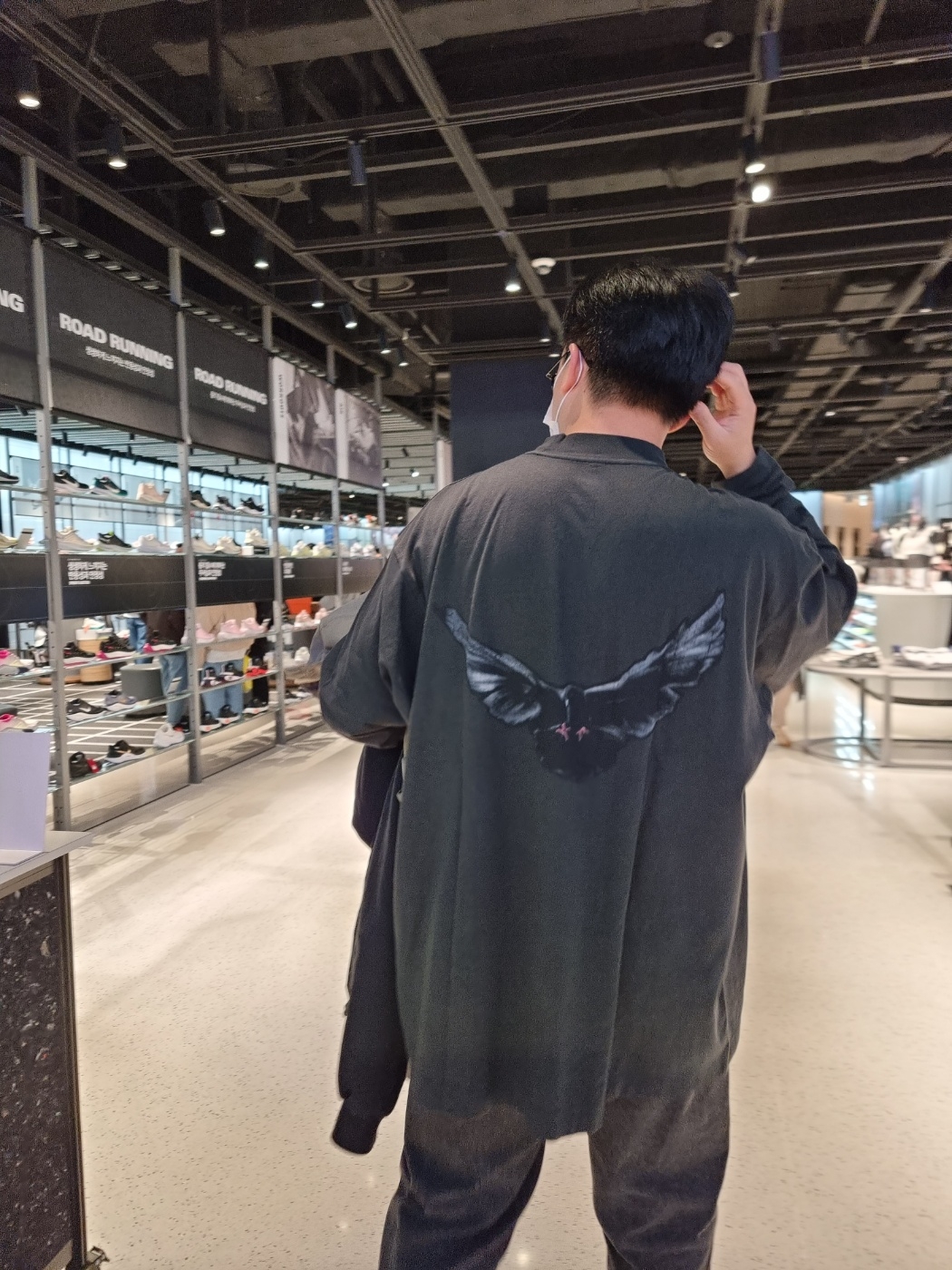 Yeezy Gap Engineered By Balenciaga Dove Long Sleeve T-Shirt Black 착용 스타일