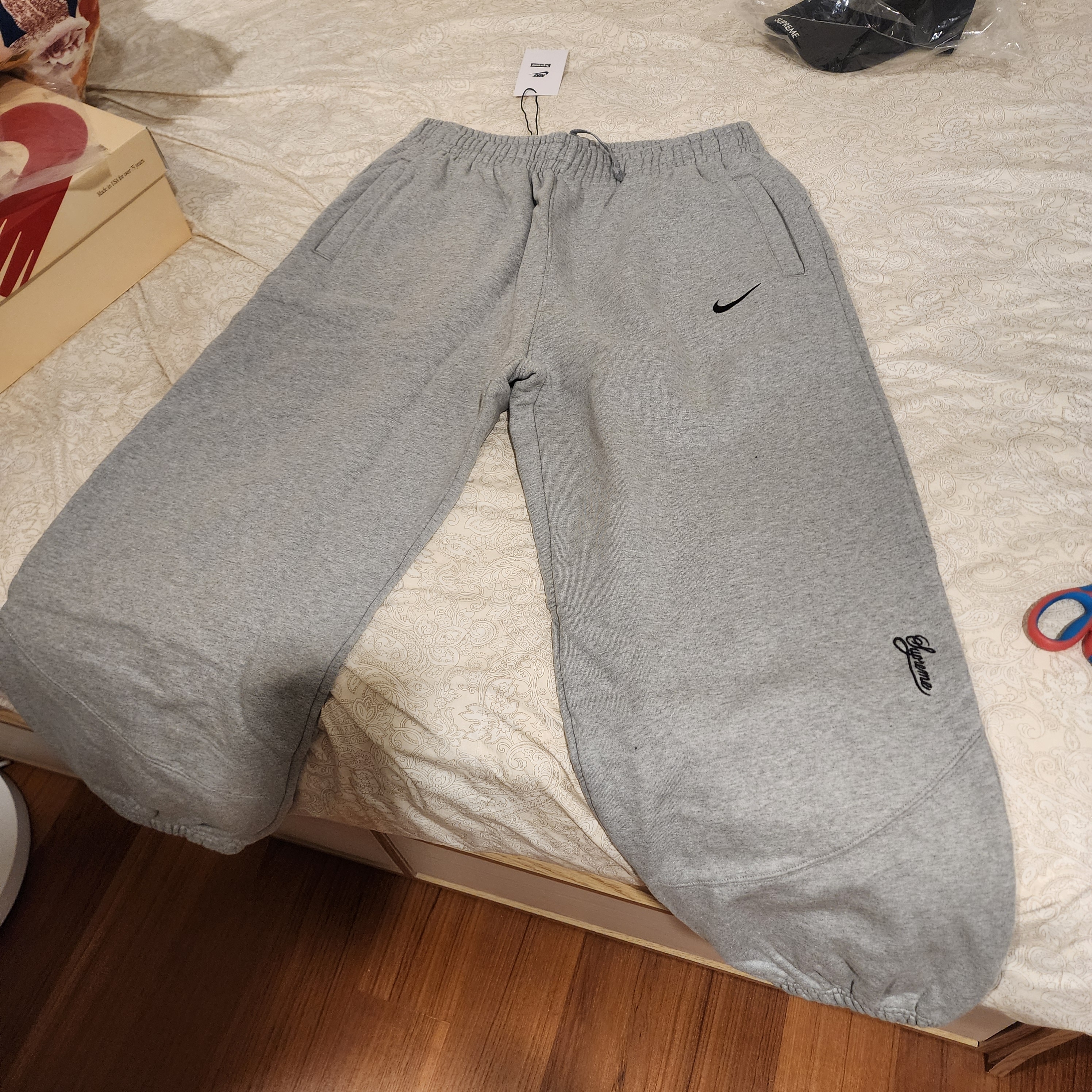 Supreme x Nike Sweatpant Heather Grey - 25SS 착용 스타일 - 1