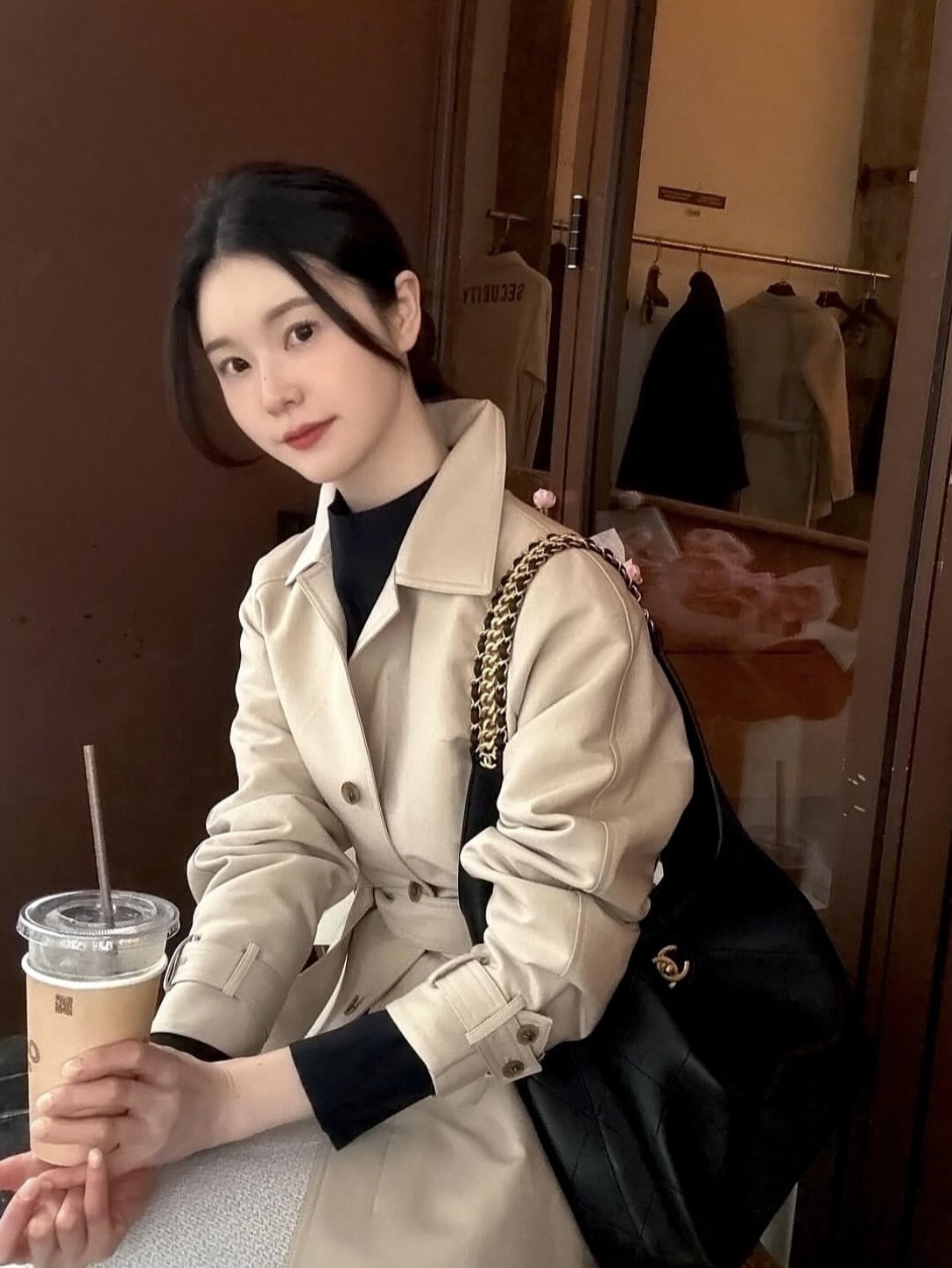Chanel Large Hobo Bag Shiny Lambskin & Gold Black, Chanel Mini Shopping Bag Shiny Aged Calfskin & Gold Black 착용 스타일 - 2
