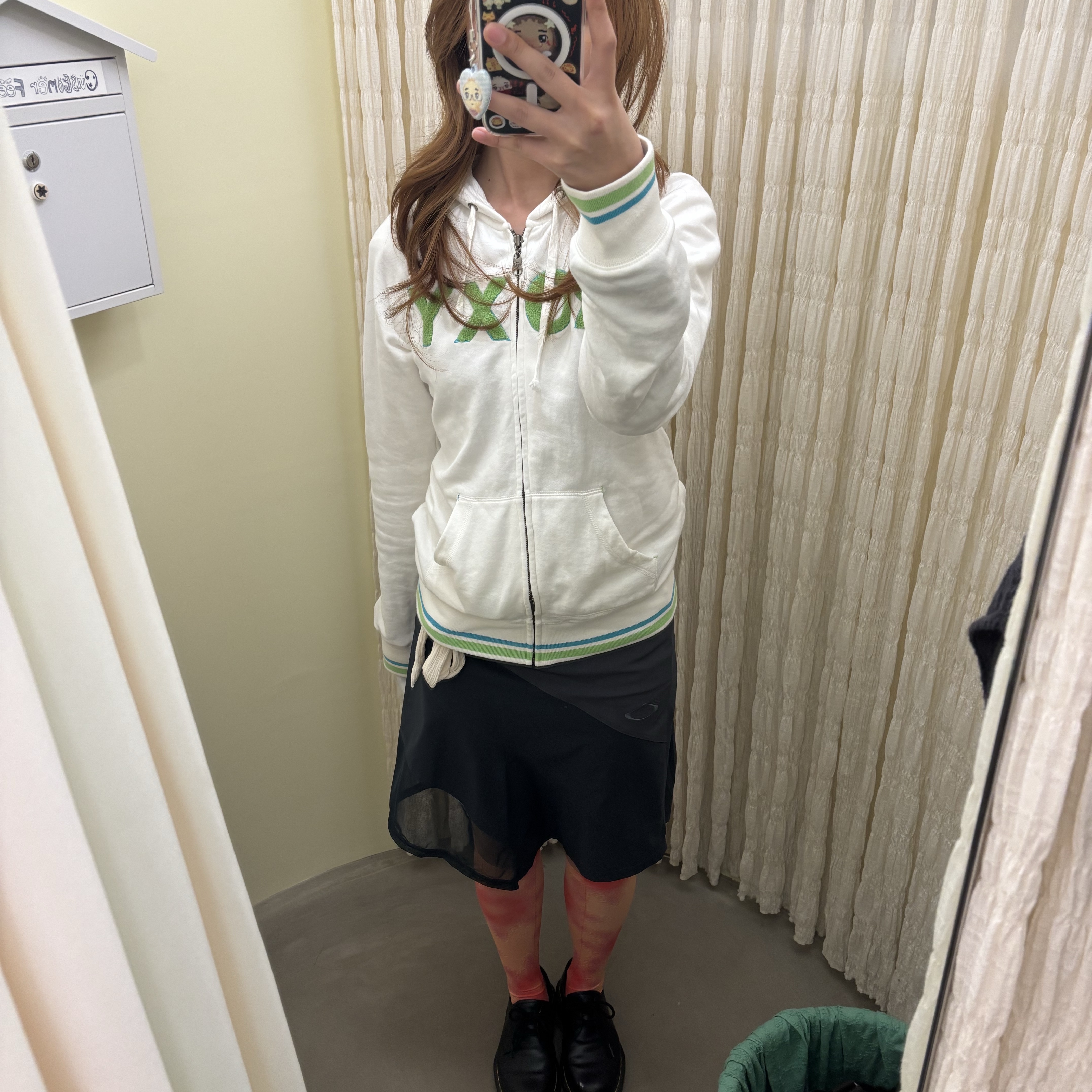 (W) Mischief Asymmetric Flared Skirt Khaki Charcoal 착용 스타일 - 1