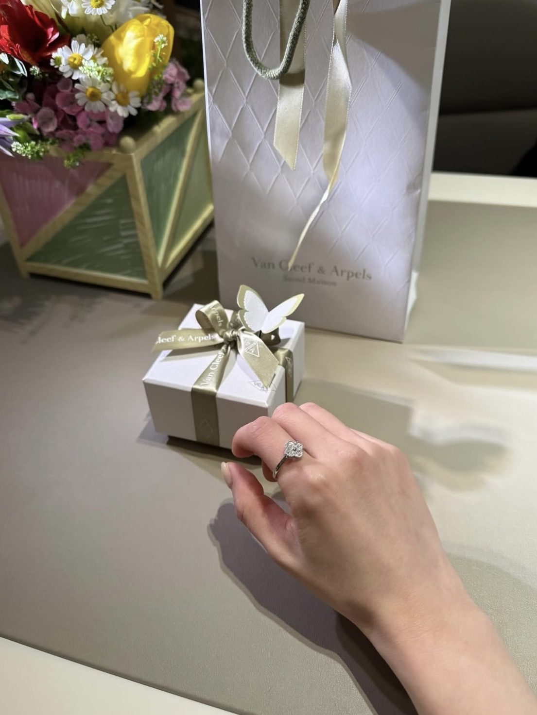 Van Cleef & Arpels Sweet Alhambra Ring 18K White Gold Diamond, Van Cleef & Arpels Perlee Sweet Clovers Ring 18K Pink Gold Diamond 착용 스타일 - 1