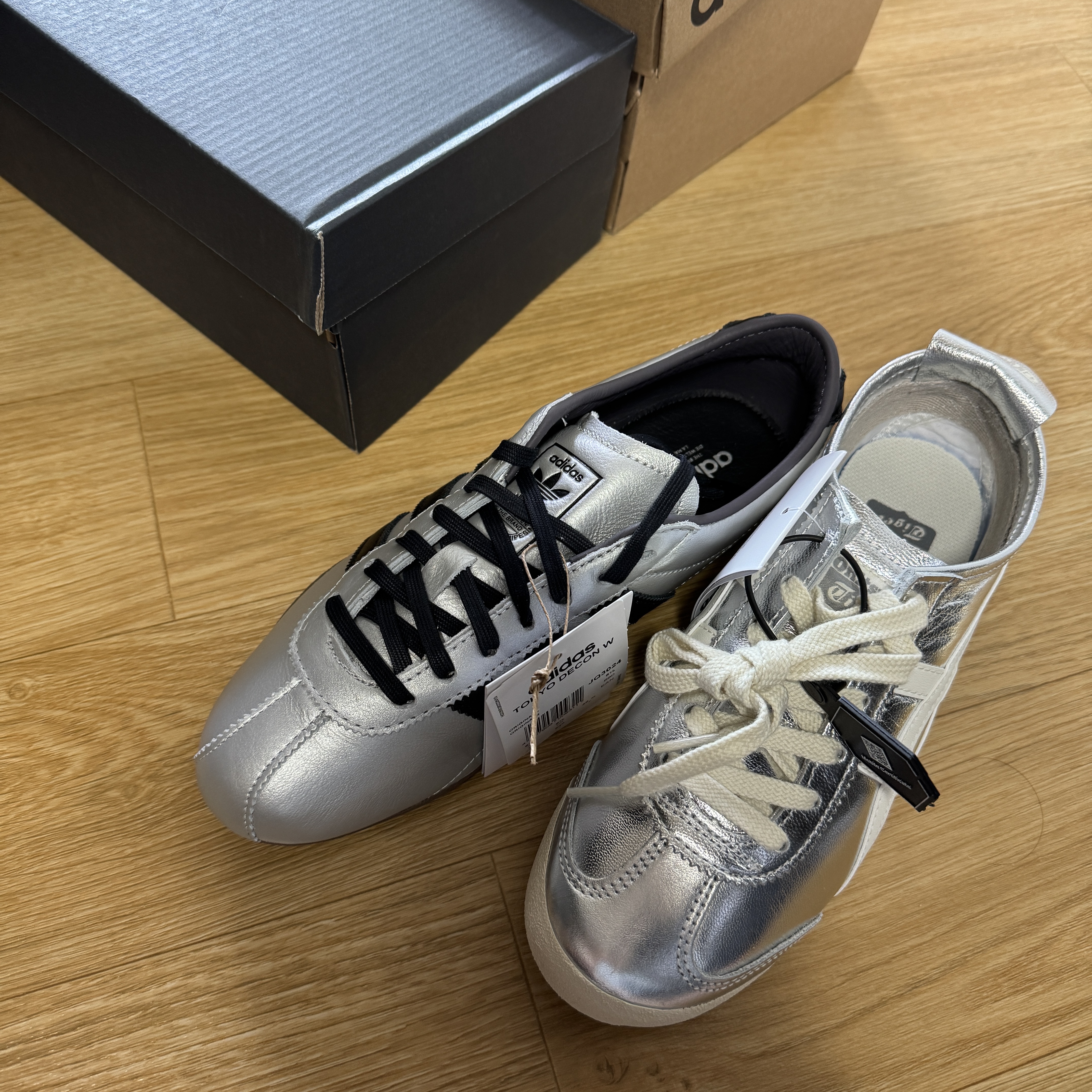 (W) Adidas Tokyo Silver Metallic Core Black, Onitsuka Tiger Mexico 66 Silver Off White 착용 스타일