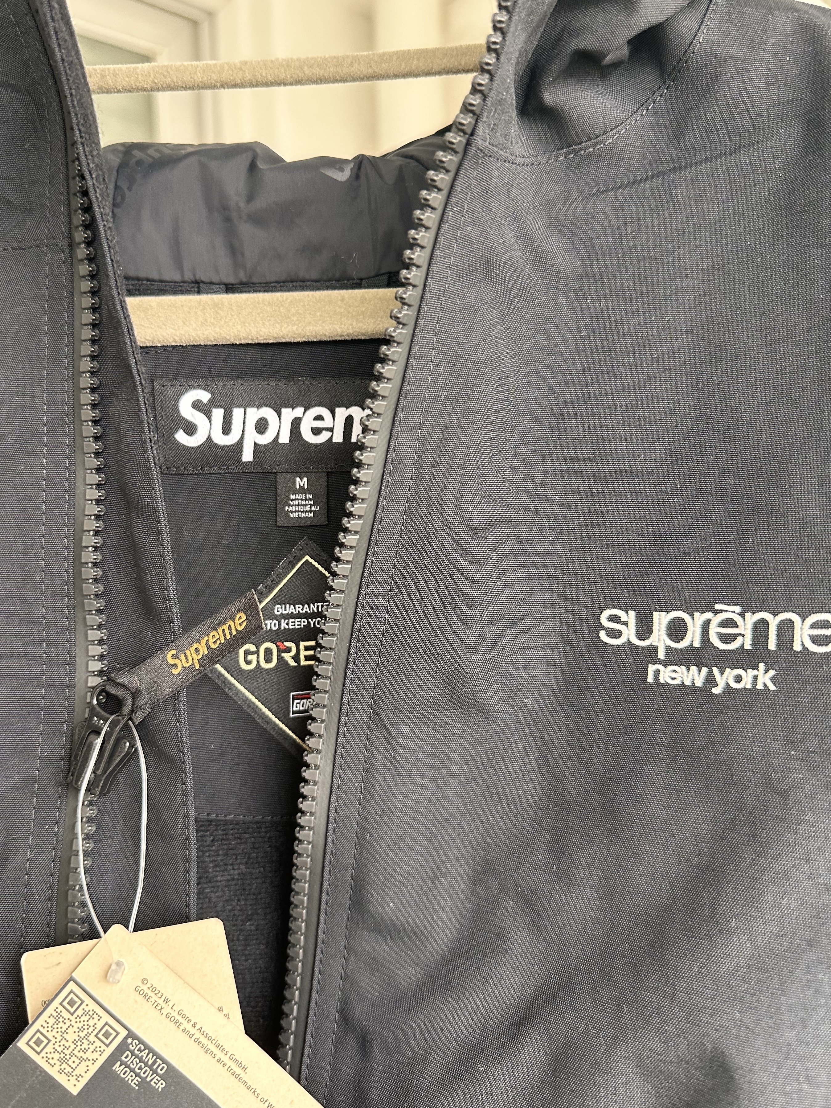 Supreme Gore-Tex Stripe Hooded Jacket Black - 25SS, Supreme Lightweight Moleskin 6-Panel Black - 24SS 착용 스타일 - 3