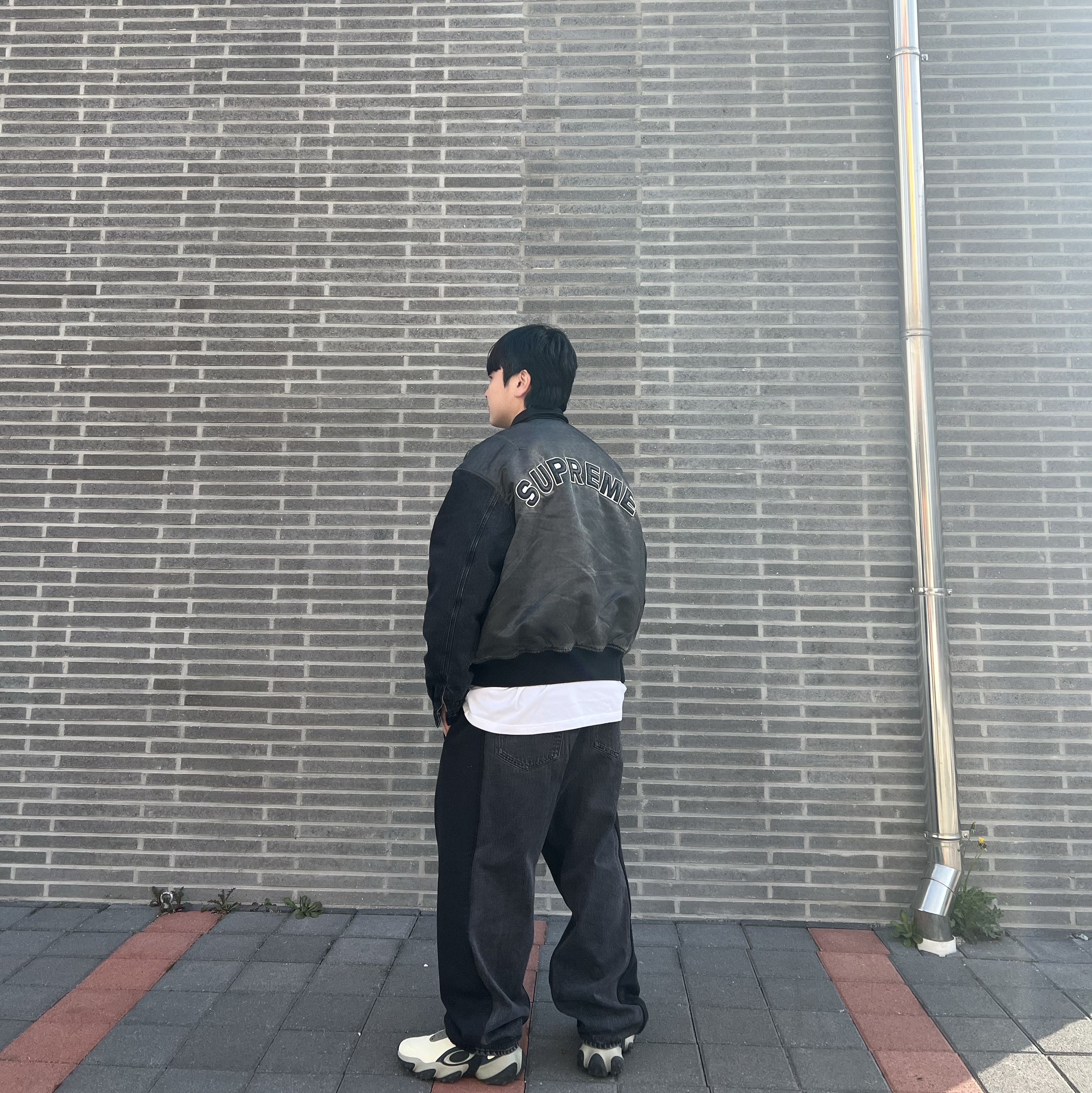 슈프림 데님 슬리브 MA-1 블랙 - 23SS, 슈프림 x 블레스 스웨트팬츠 진 블랙 - 23FW 착용 스타일 - 2
