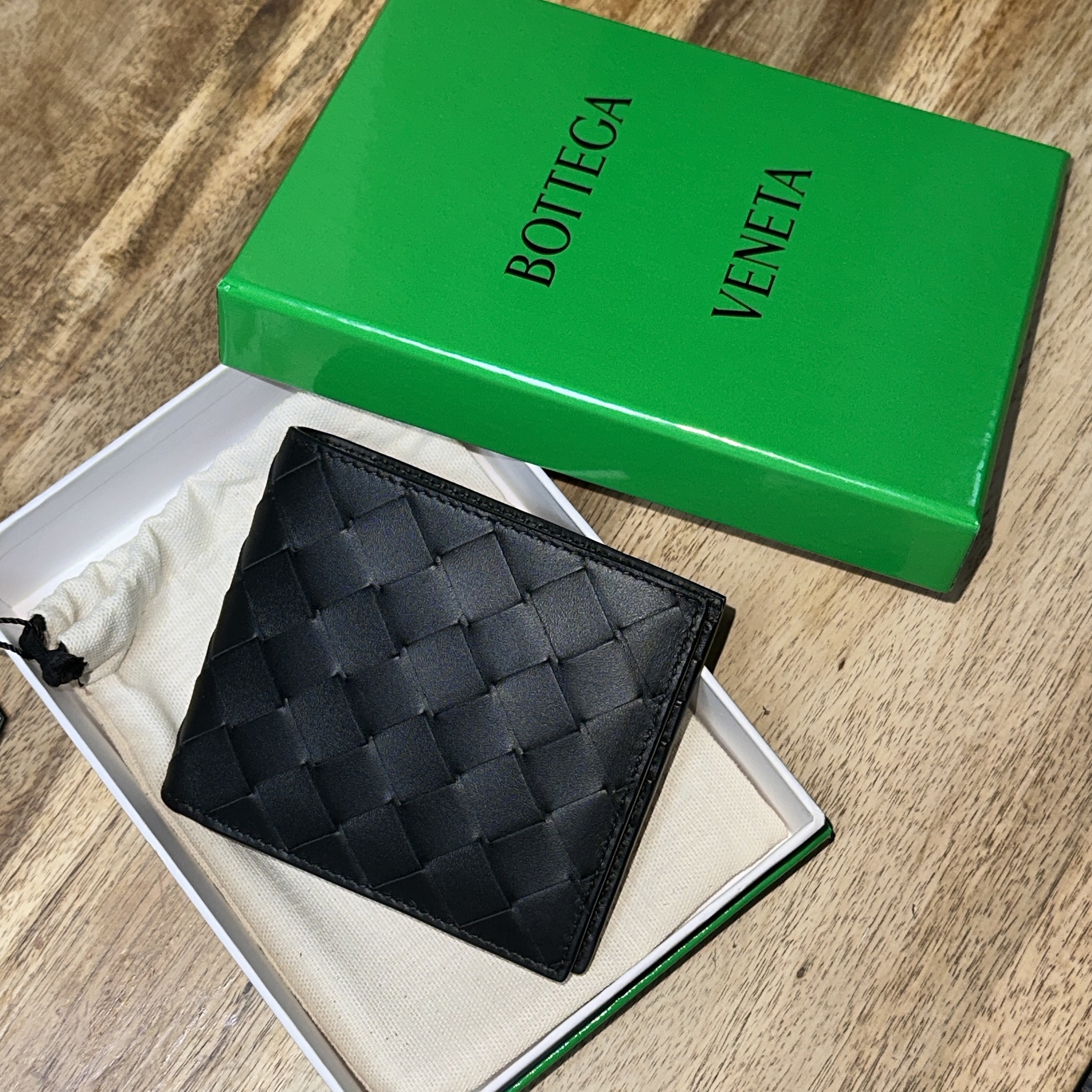 Bottega Veneta Bi-Fold Wallet Black 착용 스타일