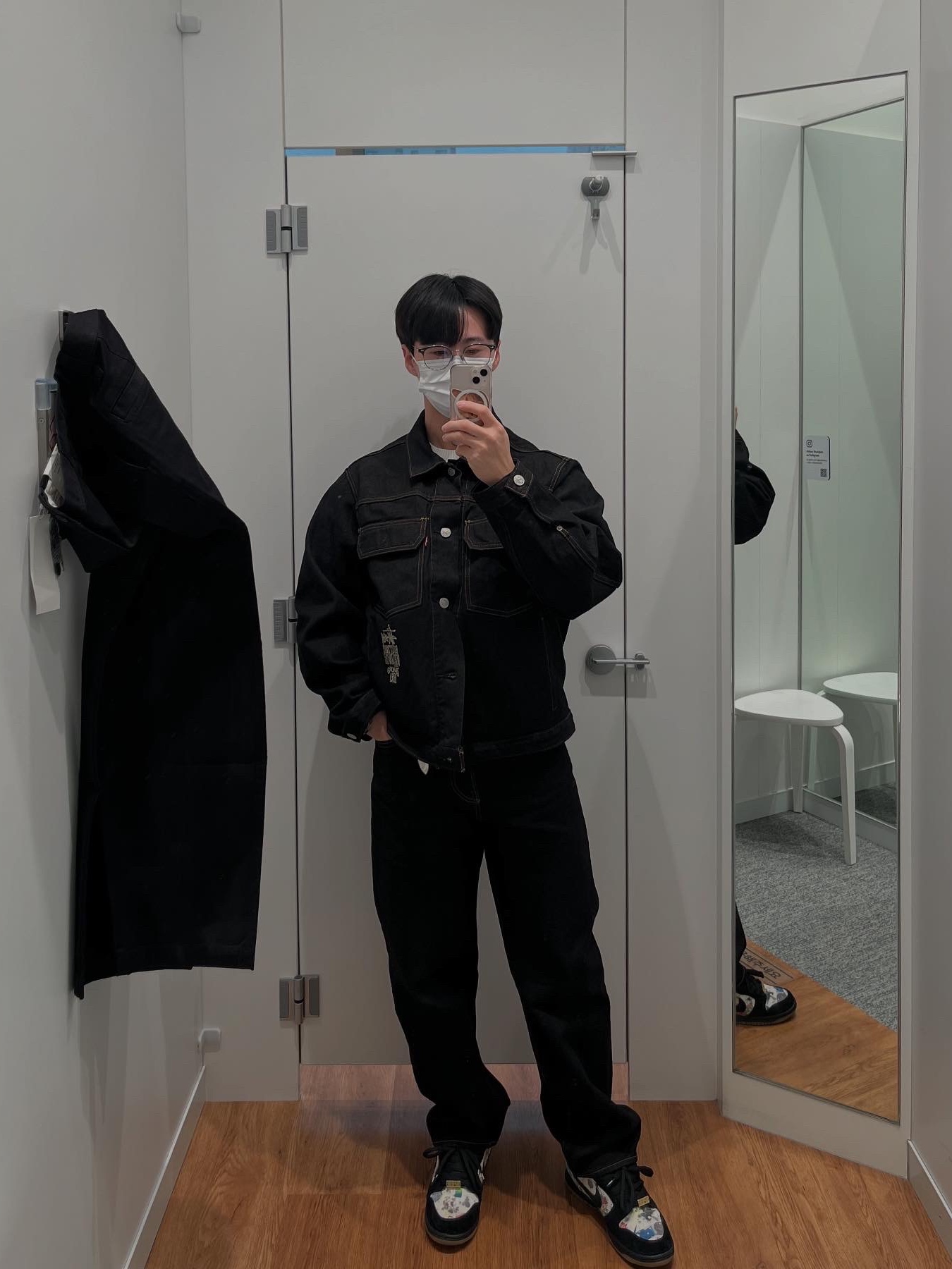 Stussy x Levi's Crispy Rinse Trucker Jacket Black, Stussy x Levi's Crispy Rinse 568 Jean Black 착용 스타일