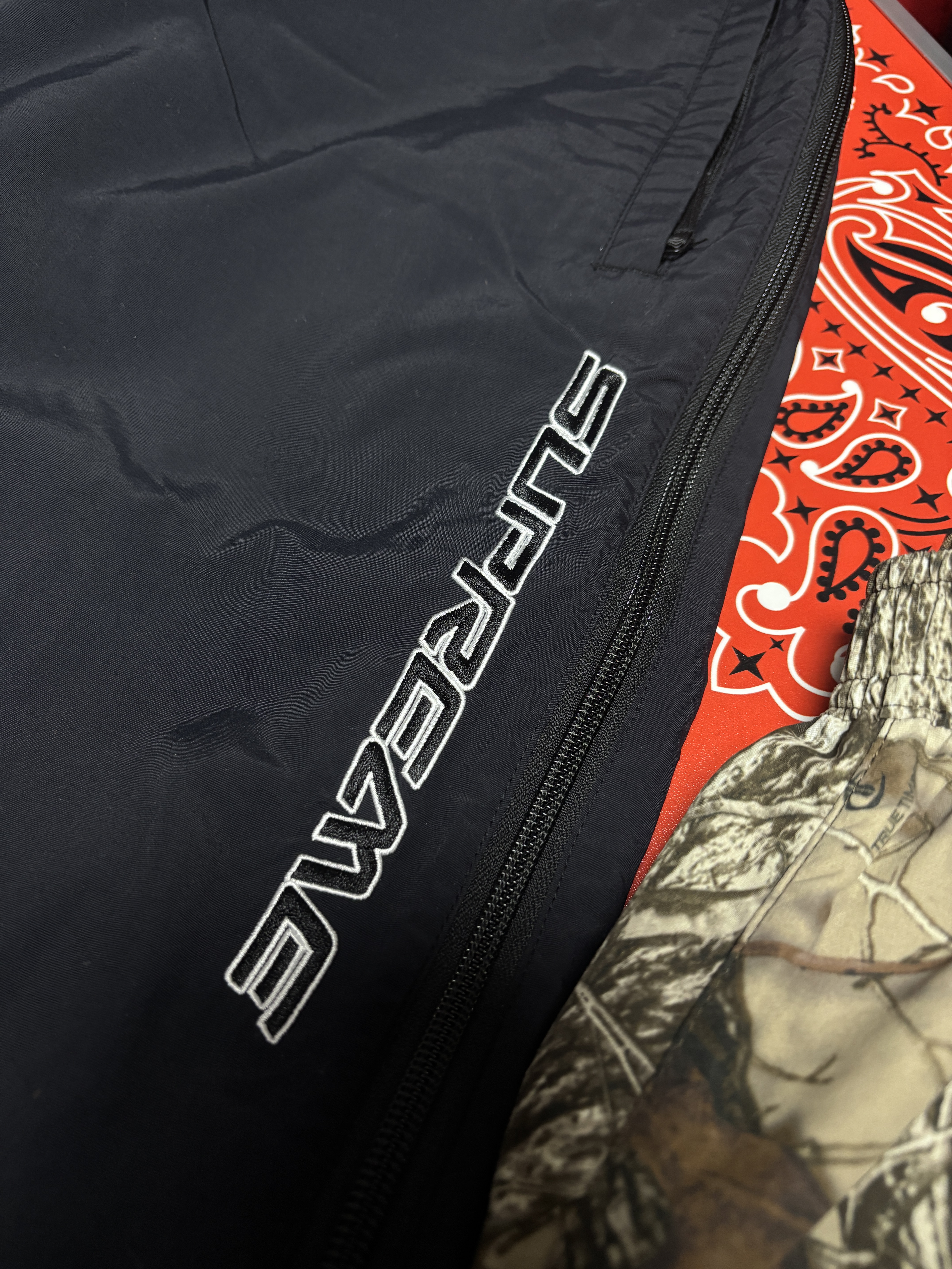 Supreme Warm Up Pant TrueTimber HTC Fall Camo - 24FW, Supreme Contrast Zip Warm Up Pant Black - 25SS 착용 스타일 - 2