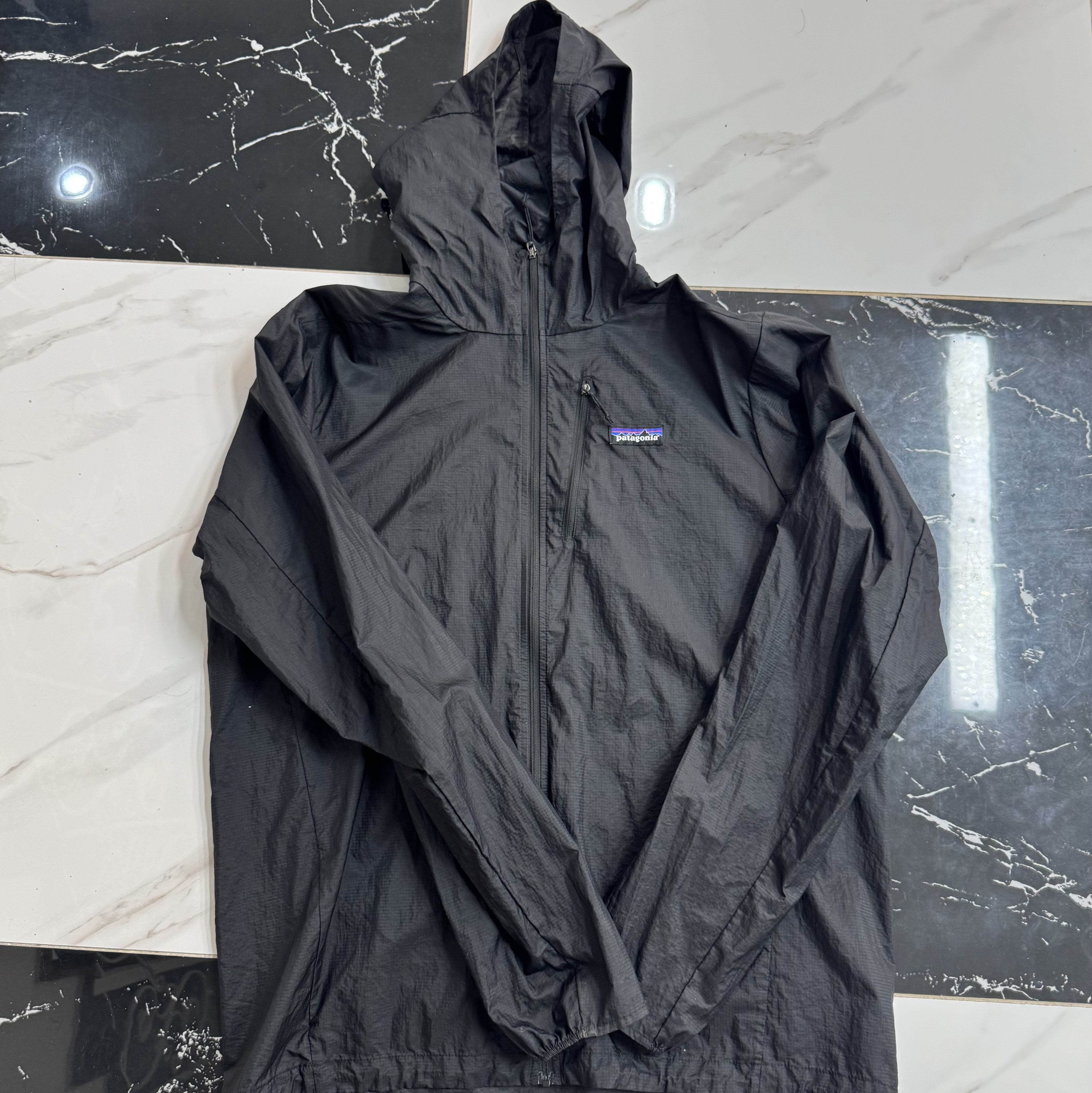 Patagonia Houdini Jacket Black/Black 착용 스타일