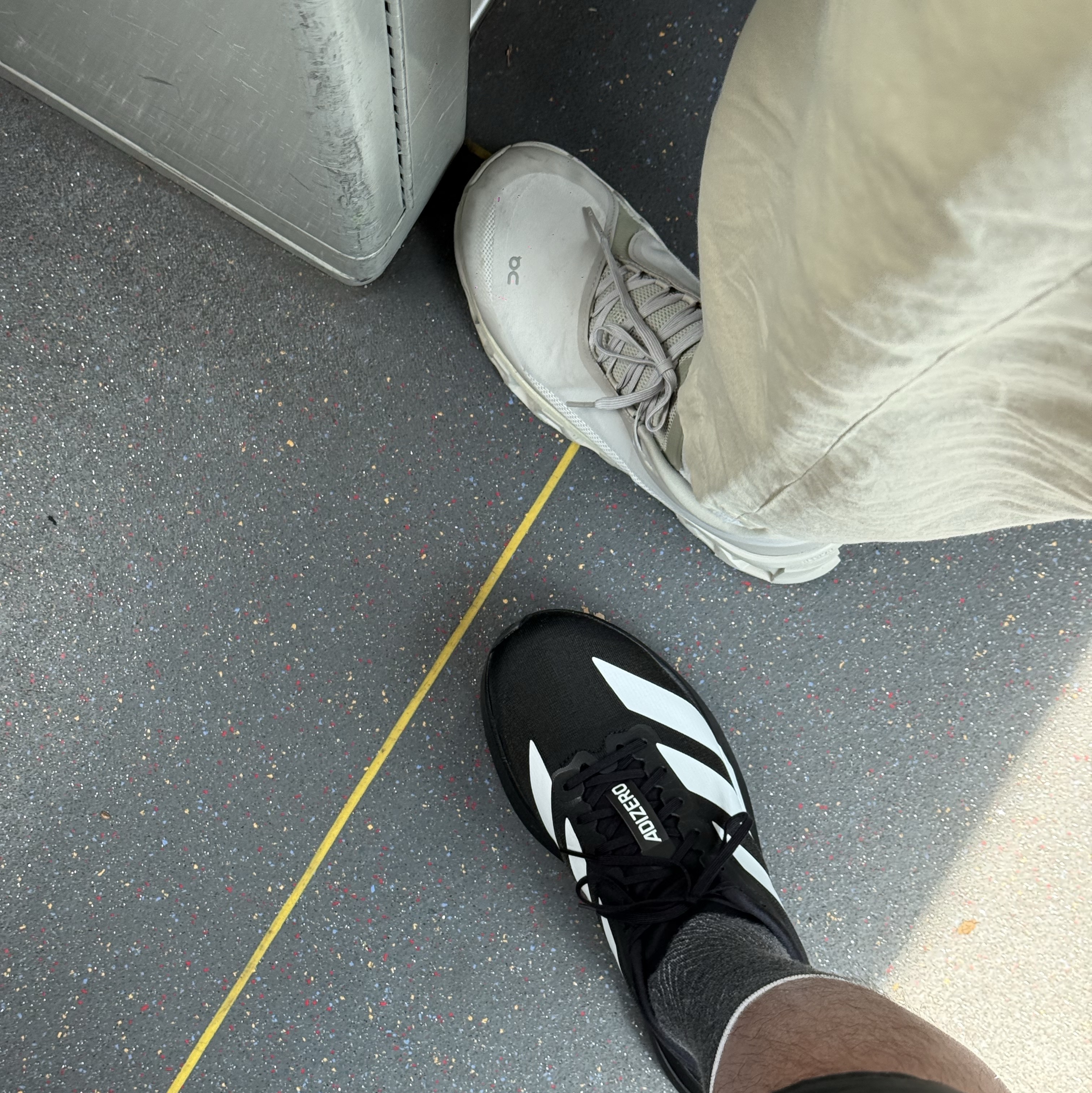 Adidas Adizero EVO SL Core Black Cloud White, (W) On Running x Post Archive Faction (Paf) Cloudmonster 2 Moondust Chalk 착용 스타일