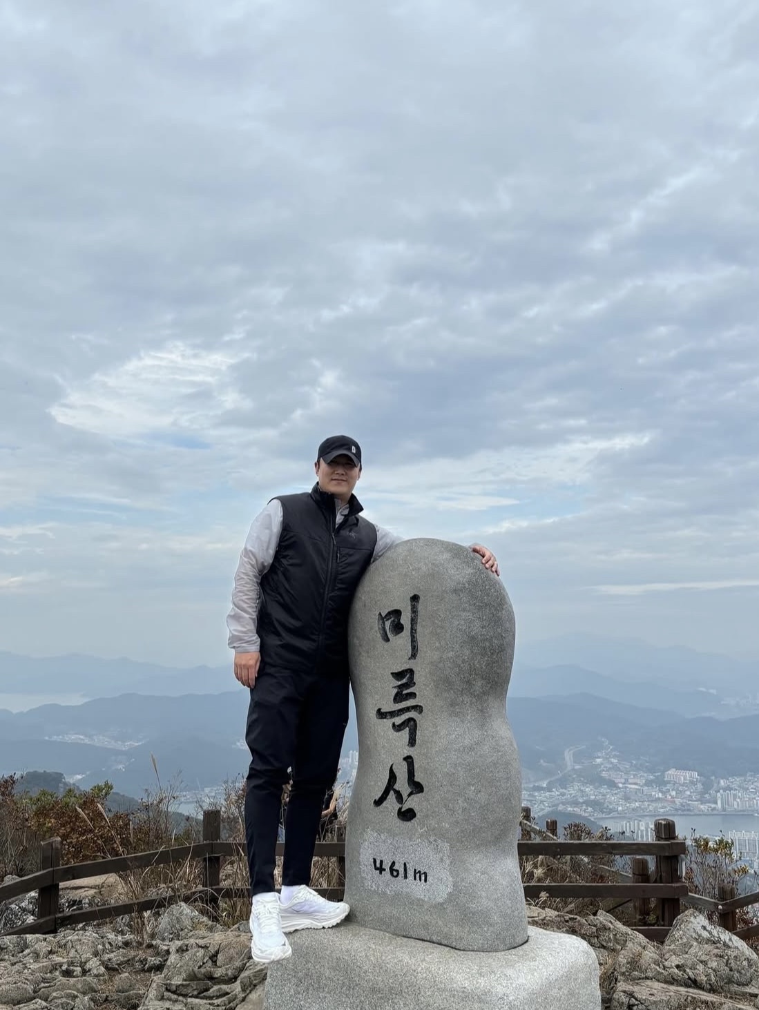 온 러닝 라이트웨이트 캡 블랙, 아크테릭스 질레 누클리아이 베스트 블랙 착용 스타일 - 3