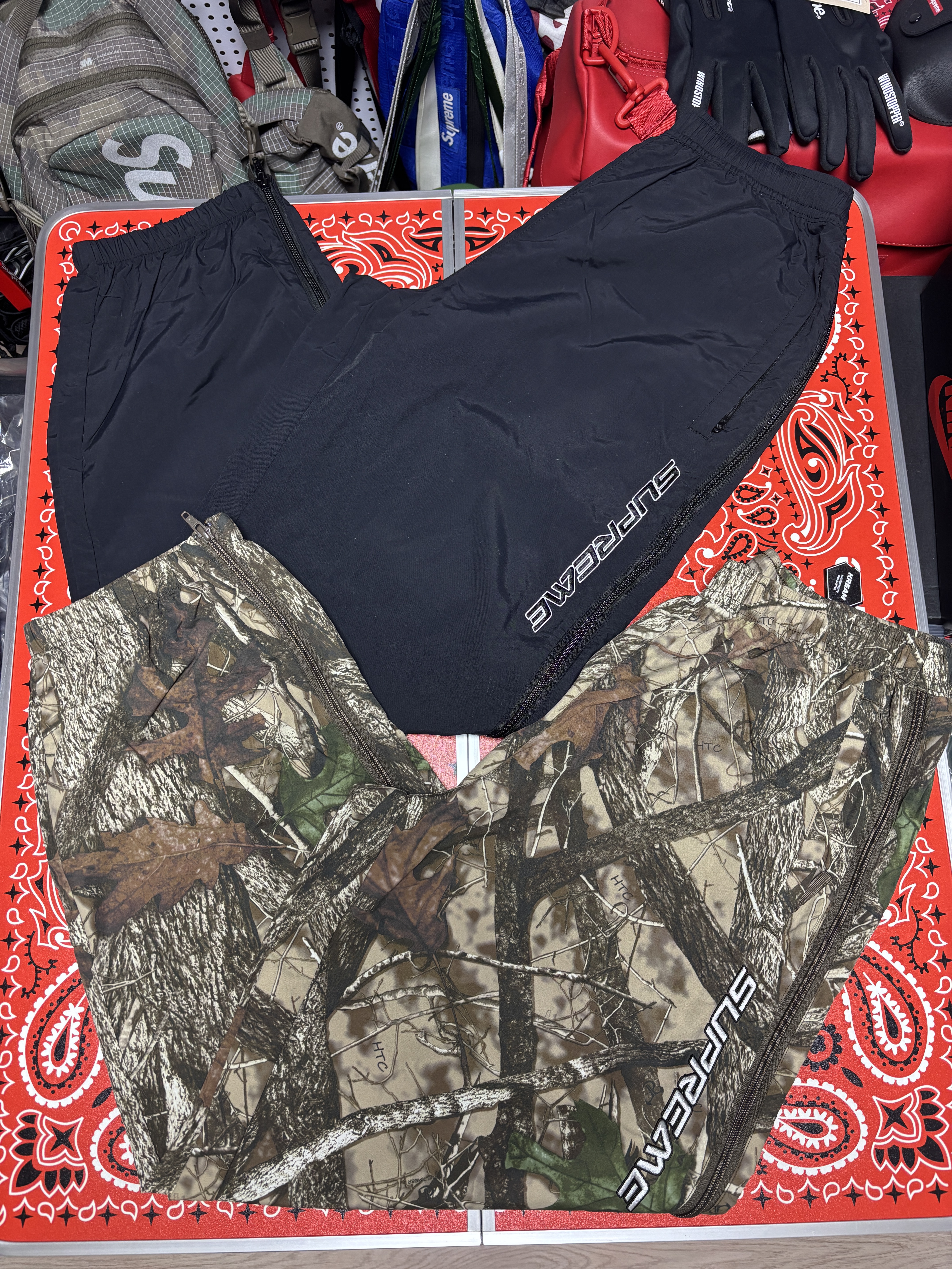 Supreme Warm Up Pant TrueTimber HTC Fall Camo - 24FW, Supreme Contrast Zip Warm Up Pant Black - 25SS 착용 스타일 - 1