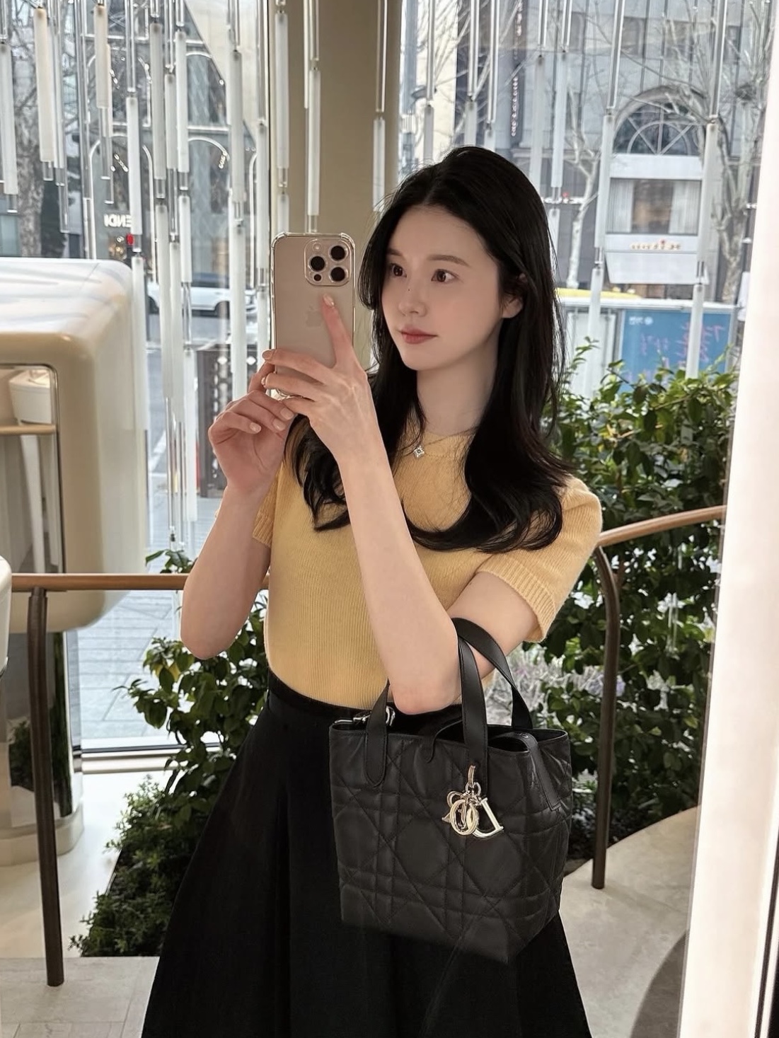 Chanel Large Hobo Bag Shiny Lambskin & Gold Black, Chanel Mini Shopping Bag Shiny Aged Calfskin & Gold Black 착용 스타일 - 9