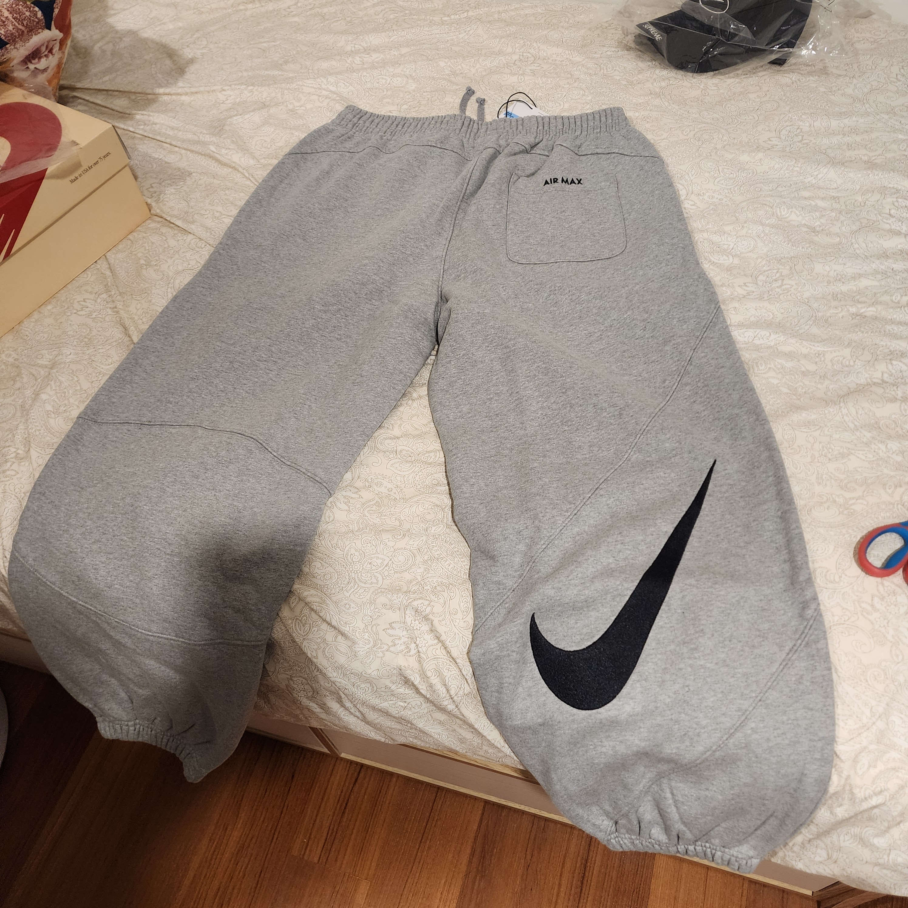 Supreme x Nike Sweatpant Heather Grey - 25SS 착용 스타일 - 2