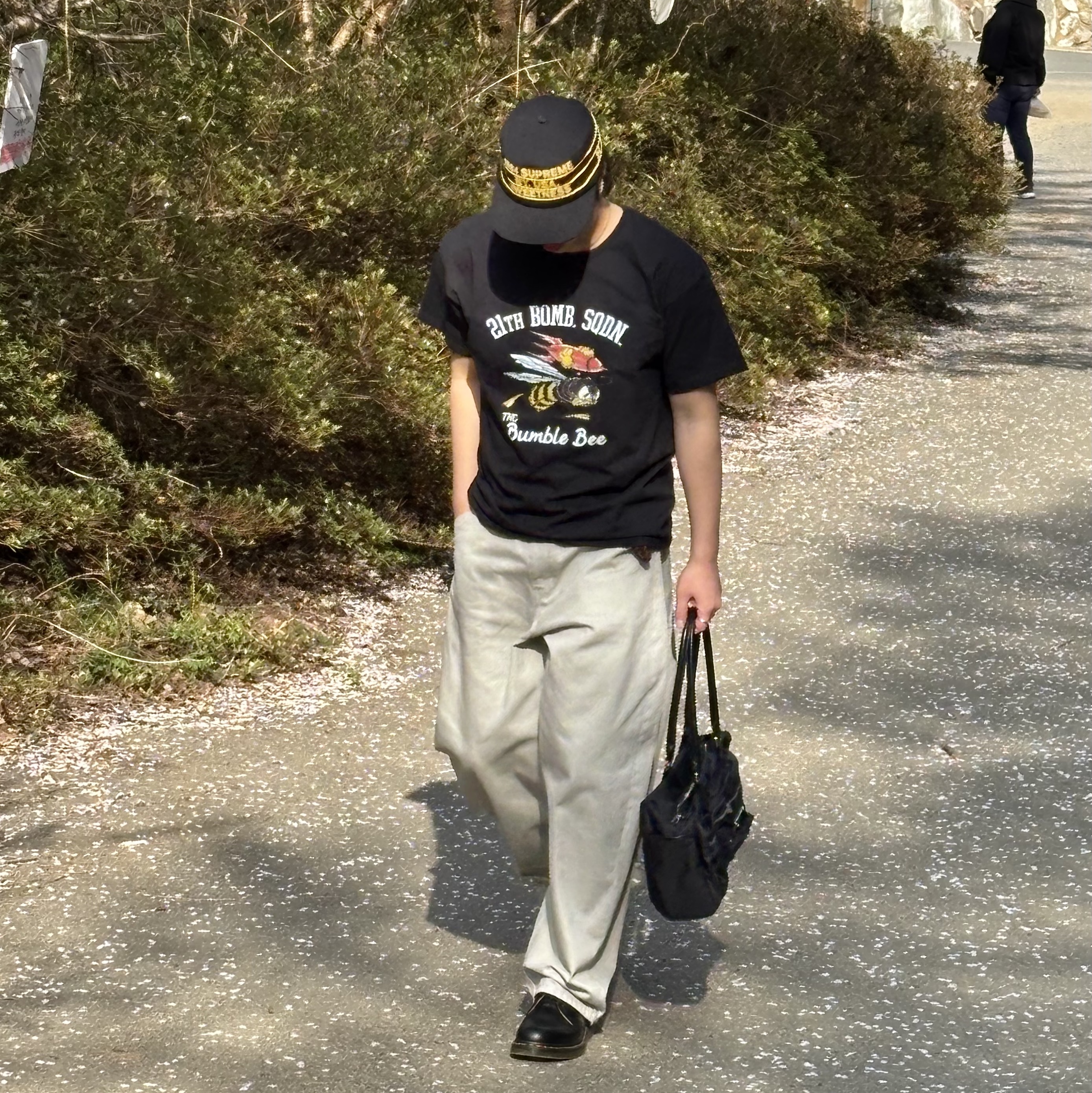 Gildan X American Collection Bumble Bee T-Shirt Black 착용 스타일 - 5