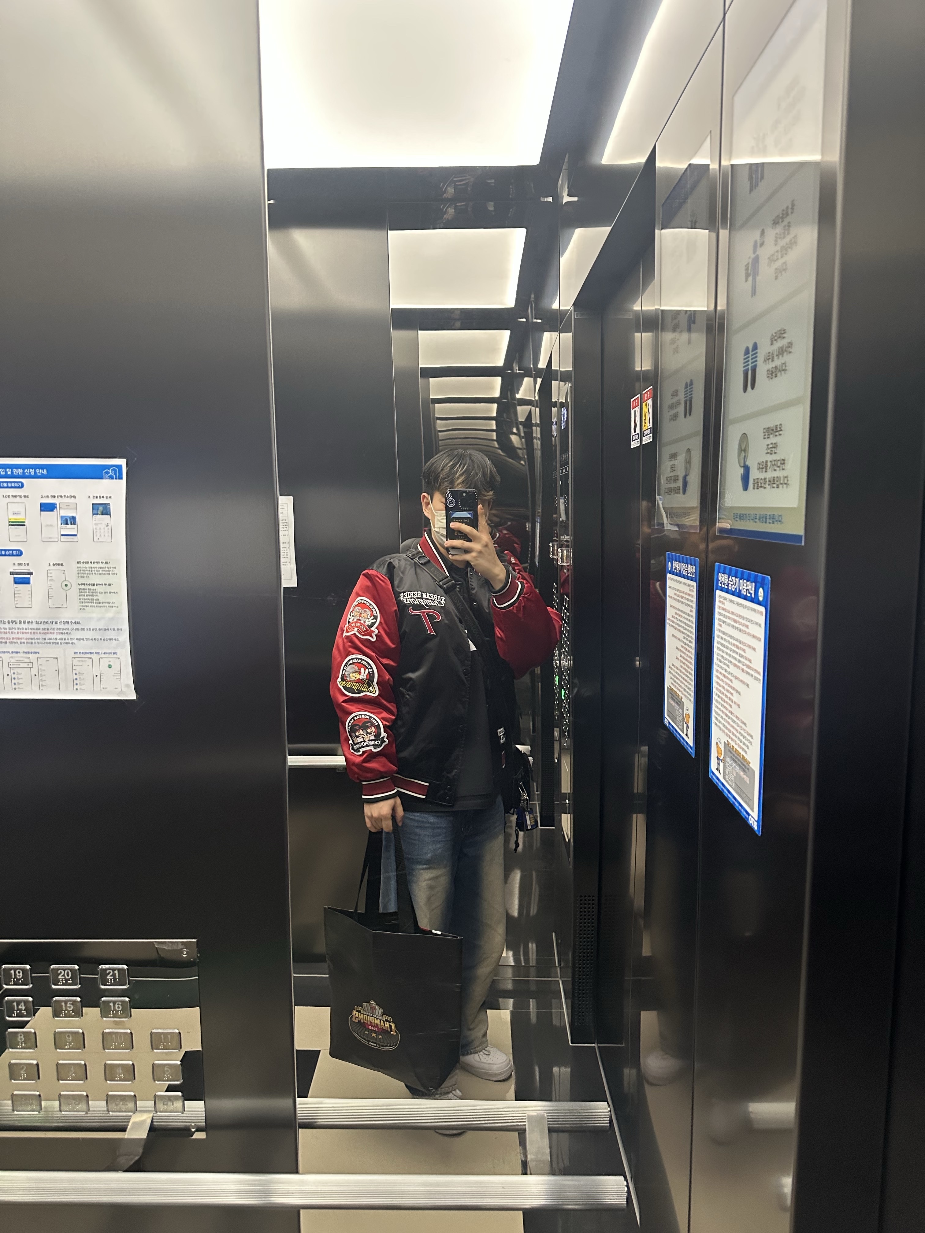 BDNS x LG TWINS 2023 Champions Jumper Red 착용 스타일