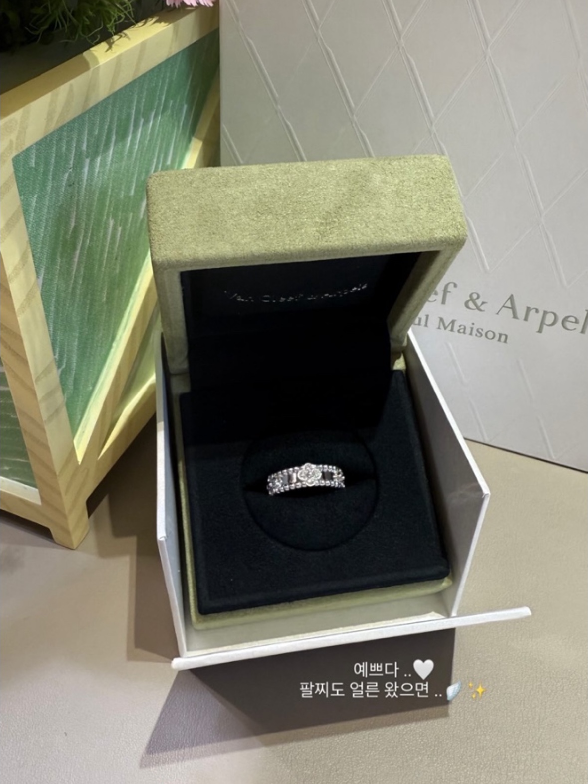 Van Cleef & Arpels Sweet Alhambra Ring 18K White Gold Diamond, Van Cleef & Arpels Perlee Sweet Clovers Ring 18K Pink Gold Diamond 착용 스타일 - 4