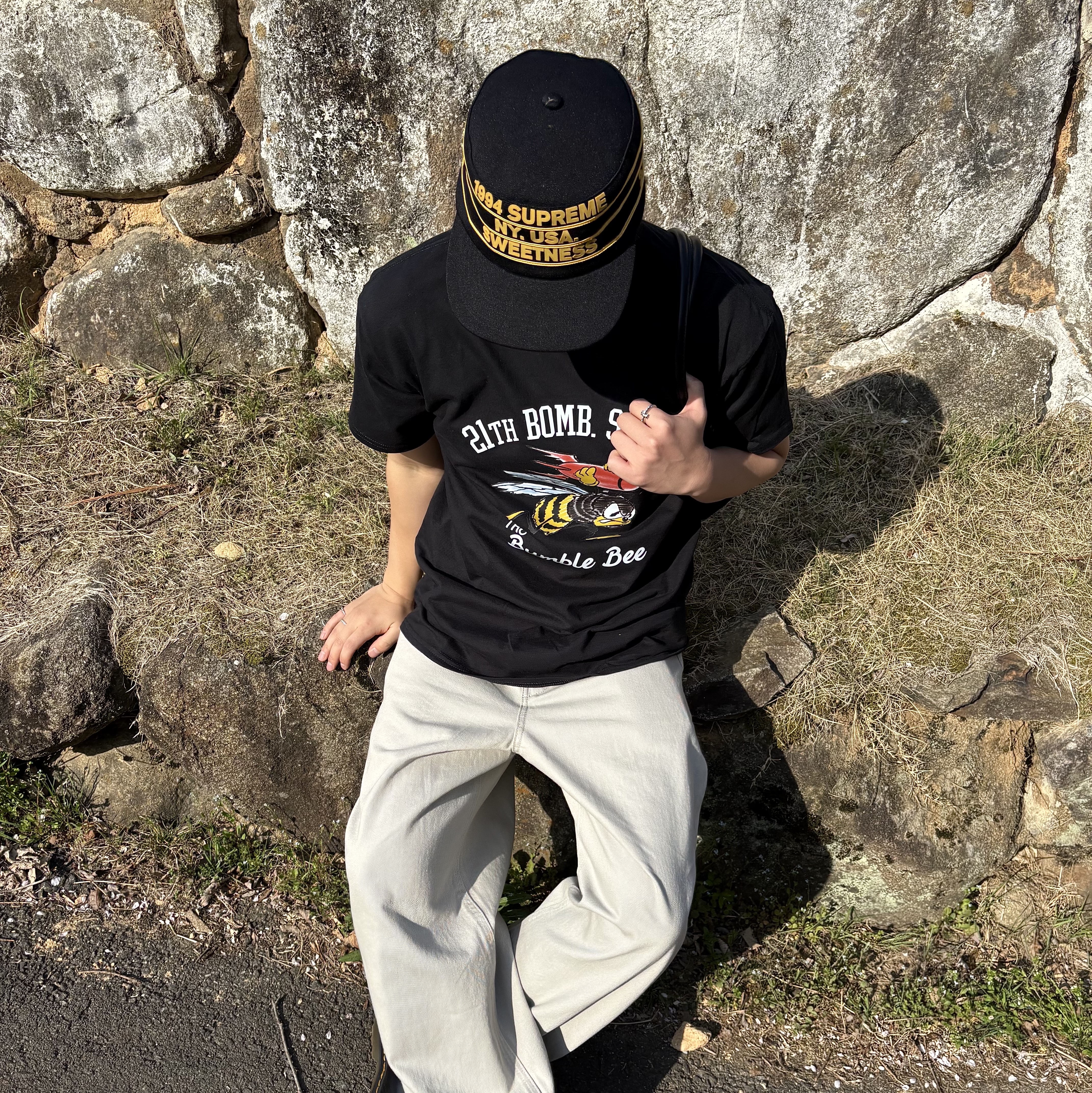 Gildan X American Collection Bumble Bee T-Shirt Black 착용 스타일 - 6