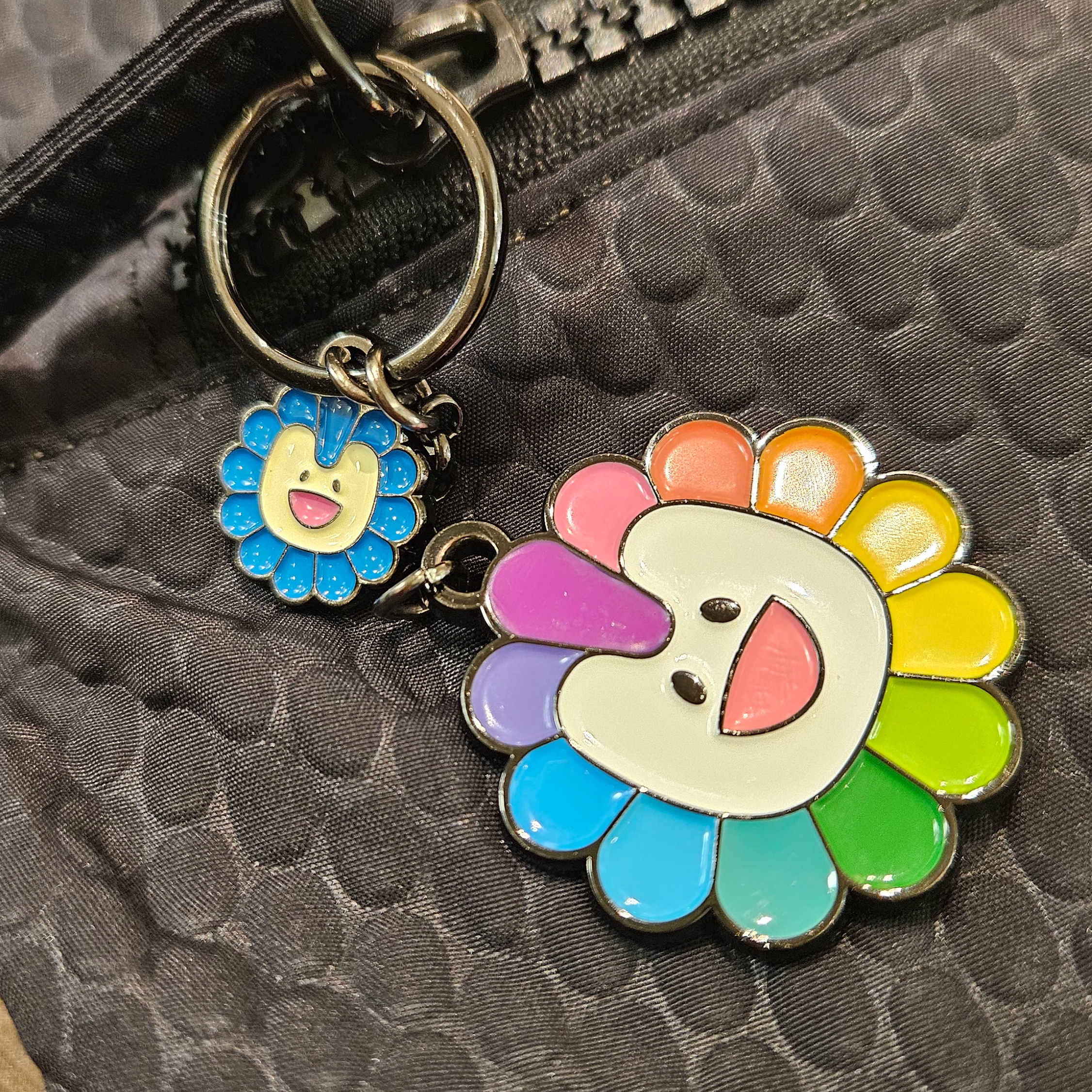 NewJeans x Murakami Metal Keyring Flower 착용 스타일 - 3