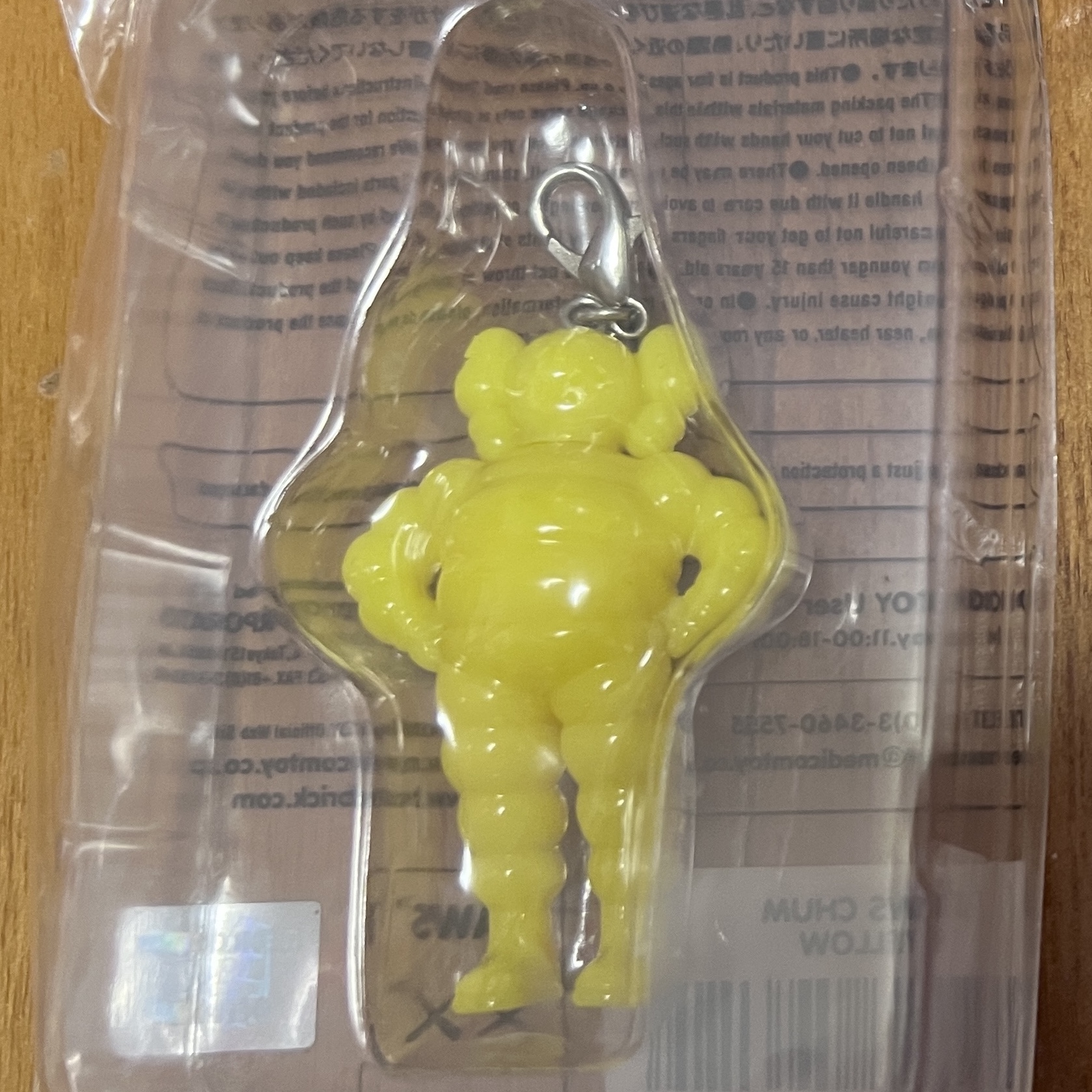 Kaws Tokyo First Chum Keychain Yellow 착용 스타일