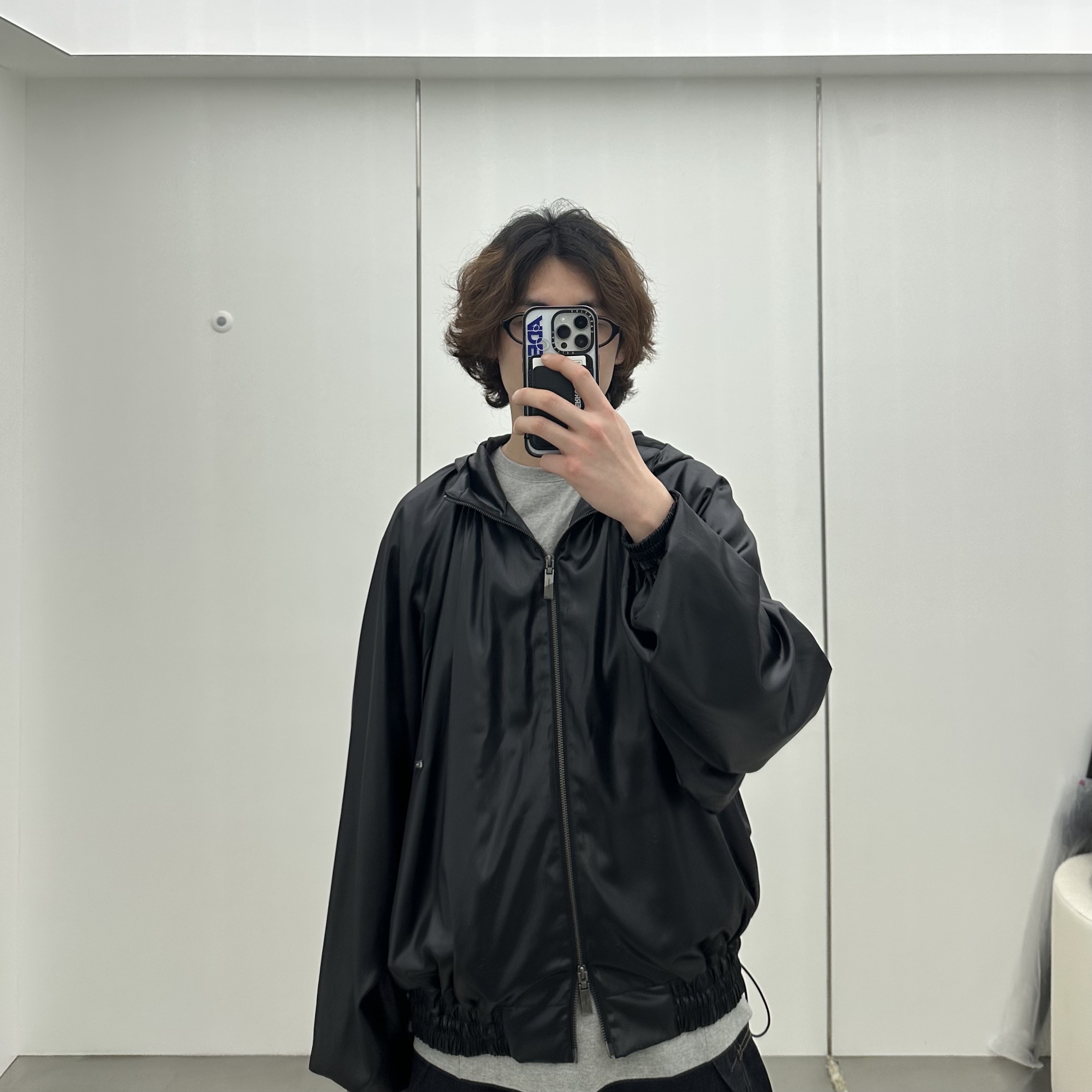 젠틀 몬스터 x 메종 마르지엘라 MM214 블랙 클리어, 아더에러 프로덕트 20 오버사이즈 핏 트랙 점퍼 느와르 착용 스타일 - 2