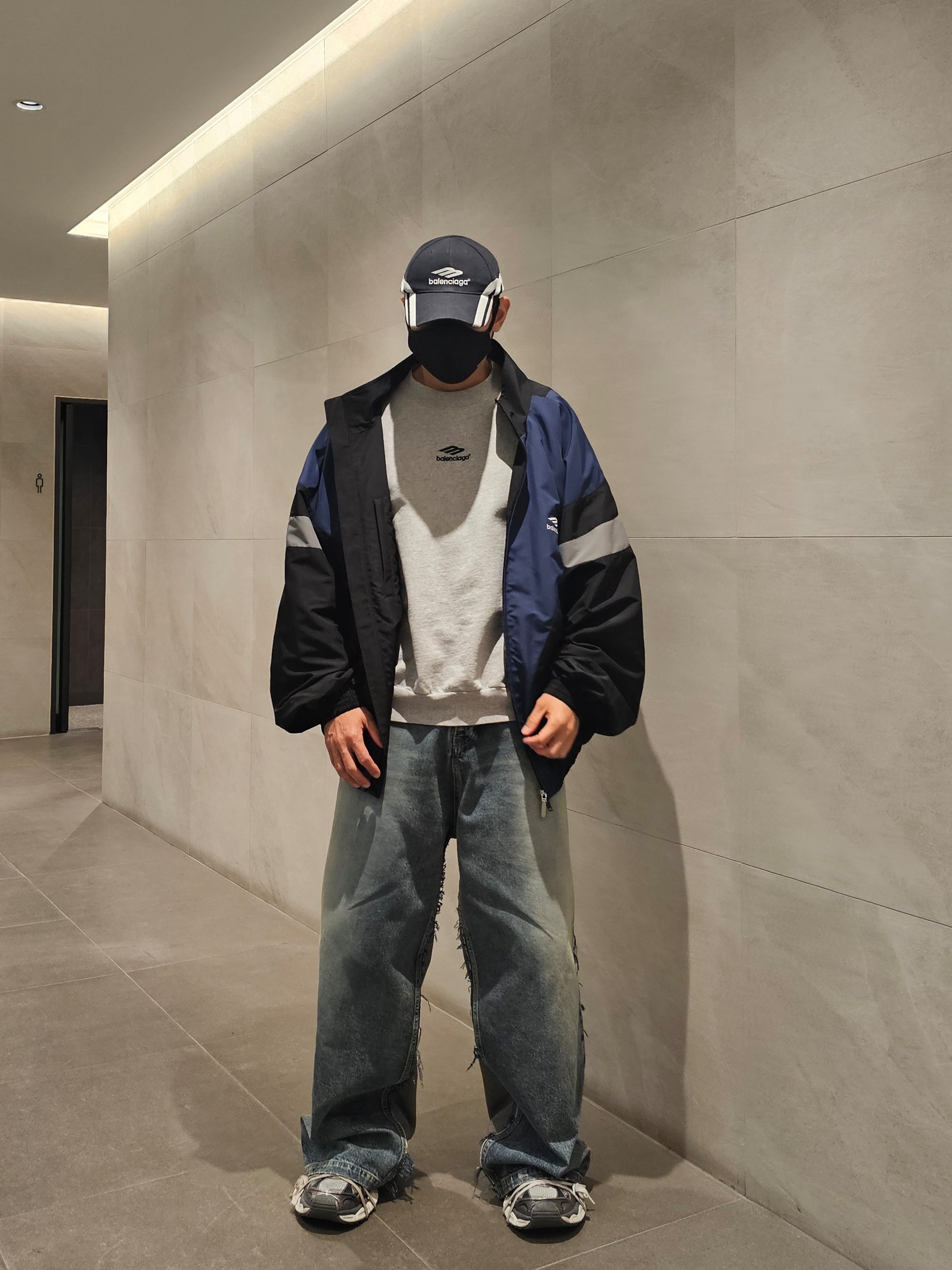 Balenciaga 3B Sports Icon Off Shoulder Tracksuit Jacket Black Navy, Balenciaga 3B Sports Icon Cap Black White 착용 스타일 - 2