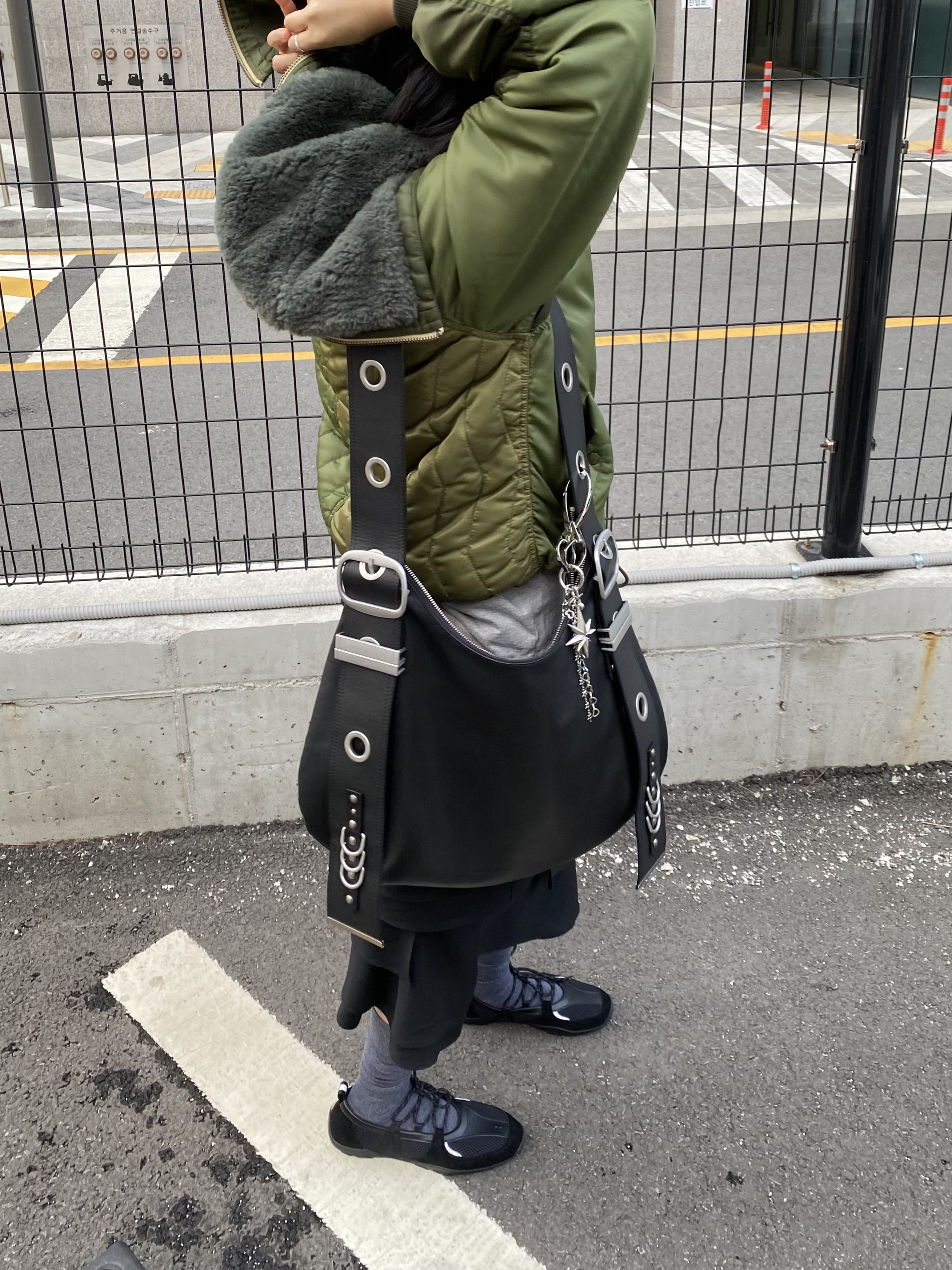 [KREAM 단독] Vacant Archive Bella Wide Strap Hobo Bag Black 착용 스타일