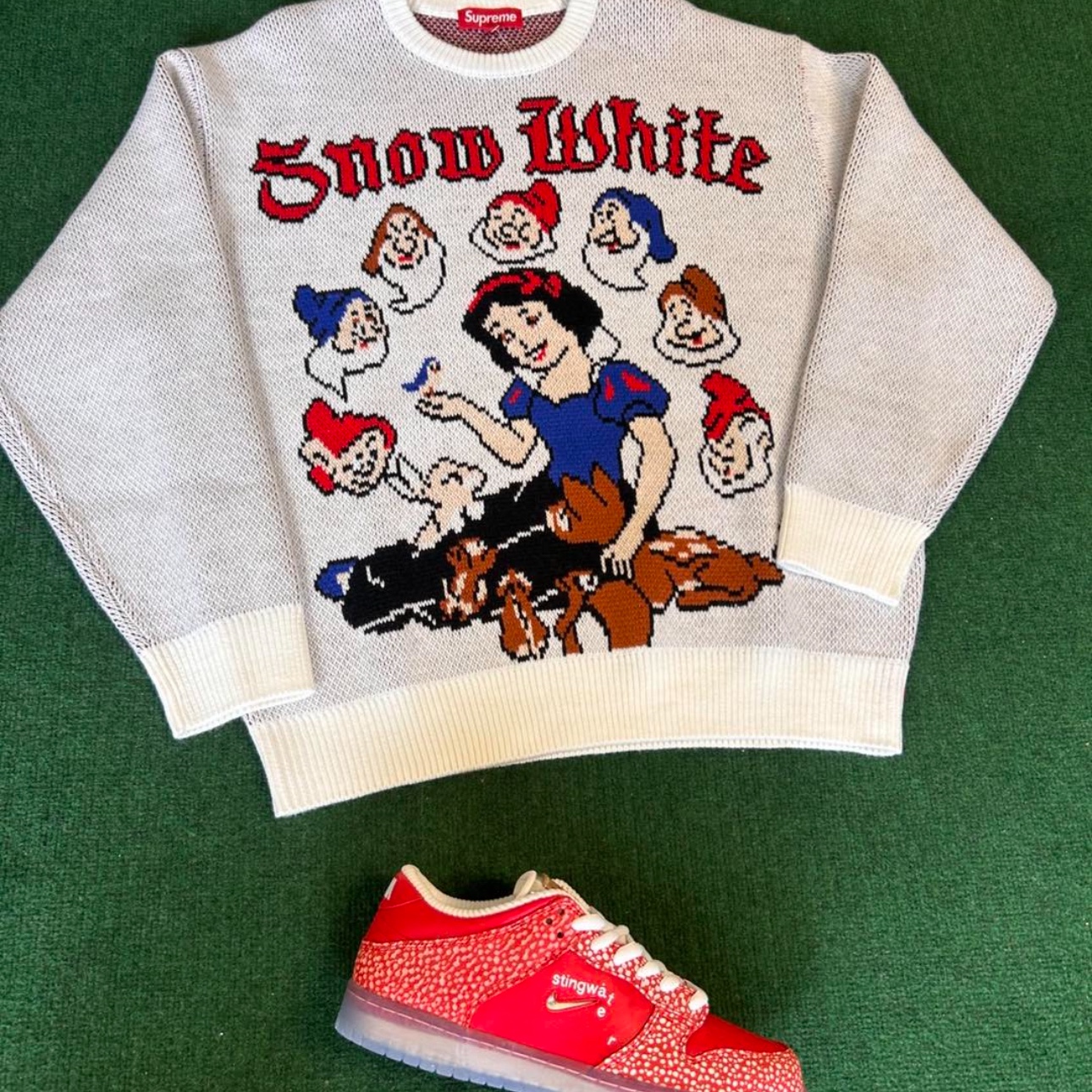Supreme Snow White Sweater White - 24FW 착용 스타일 - 5