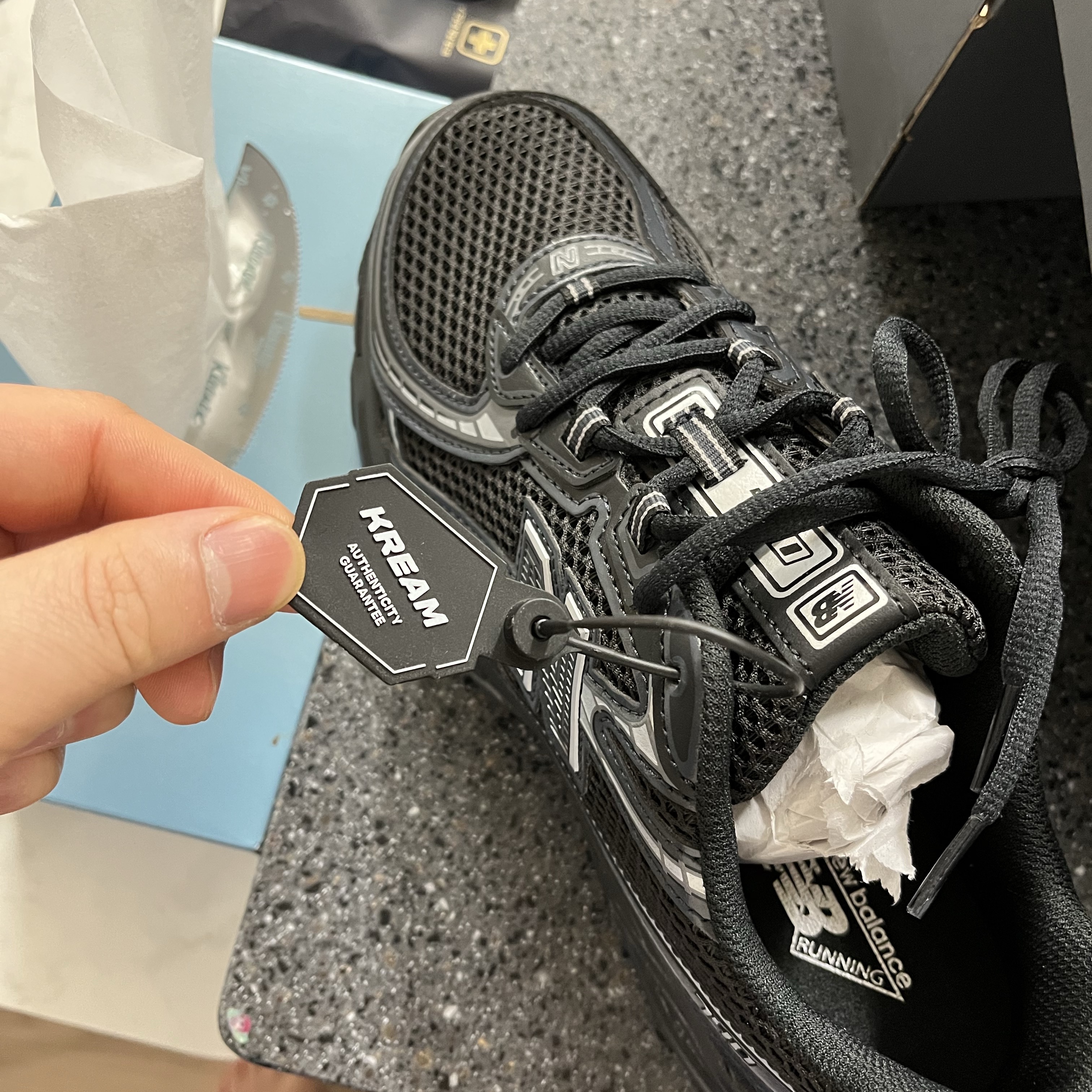 New Balance 740v2 Black Silver Metallic 착용 스타일 - 1