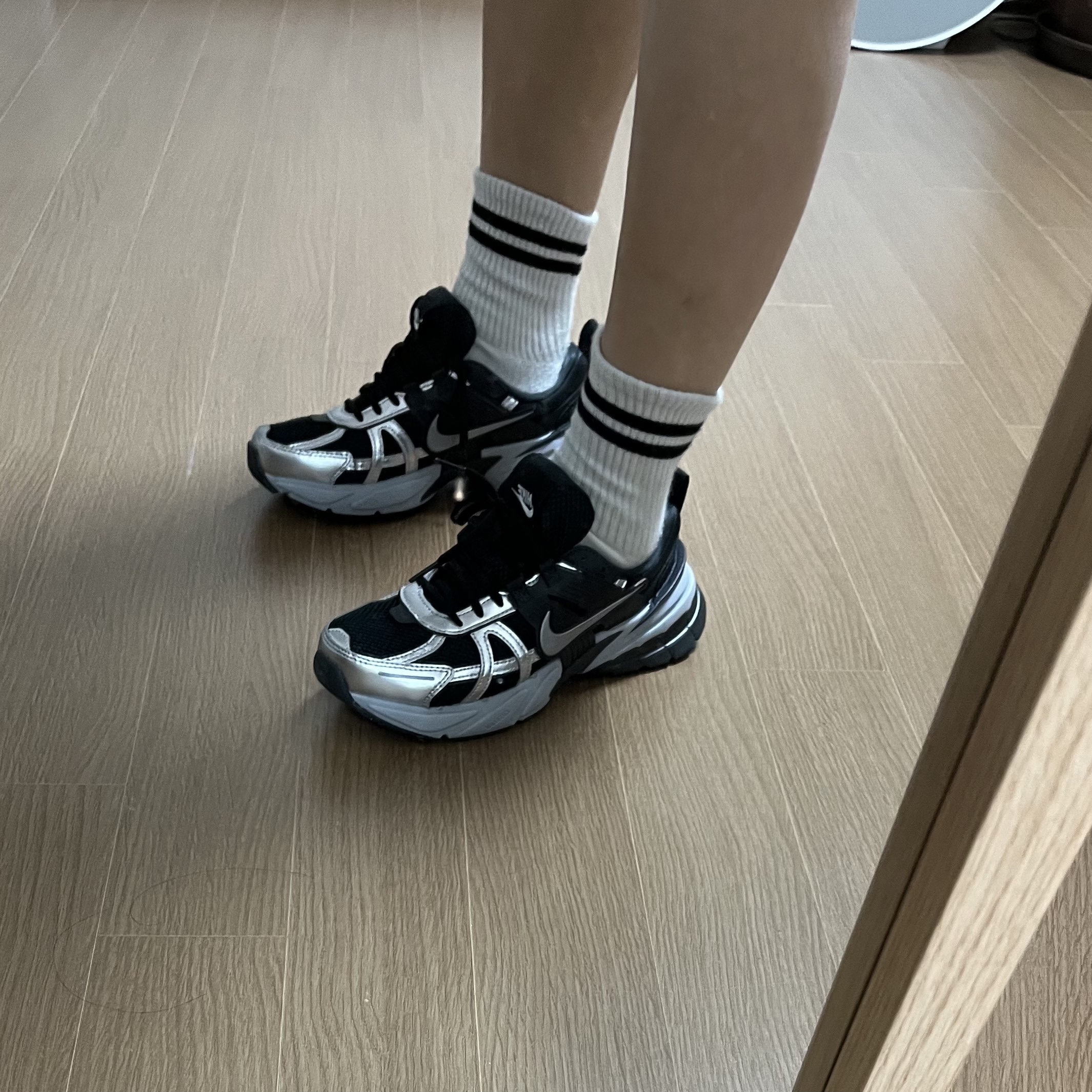 (W) Nike V2K Run Black Dark Smoke Grey 착용 스타일