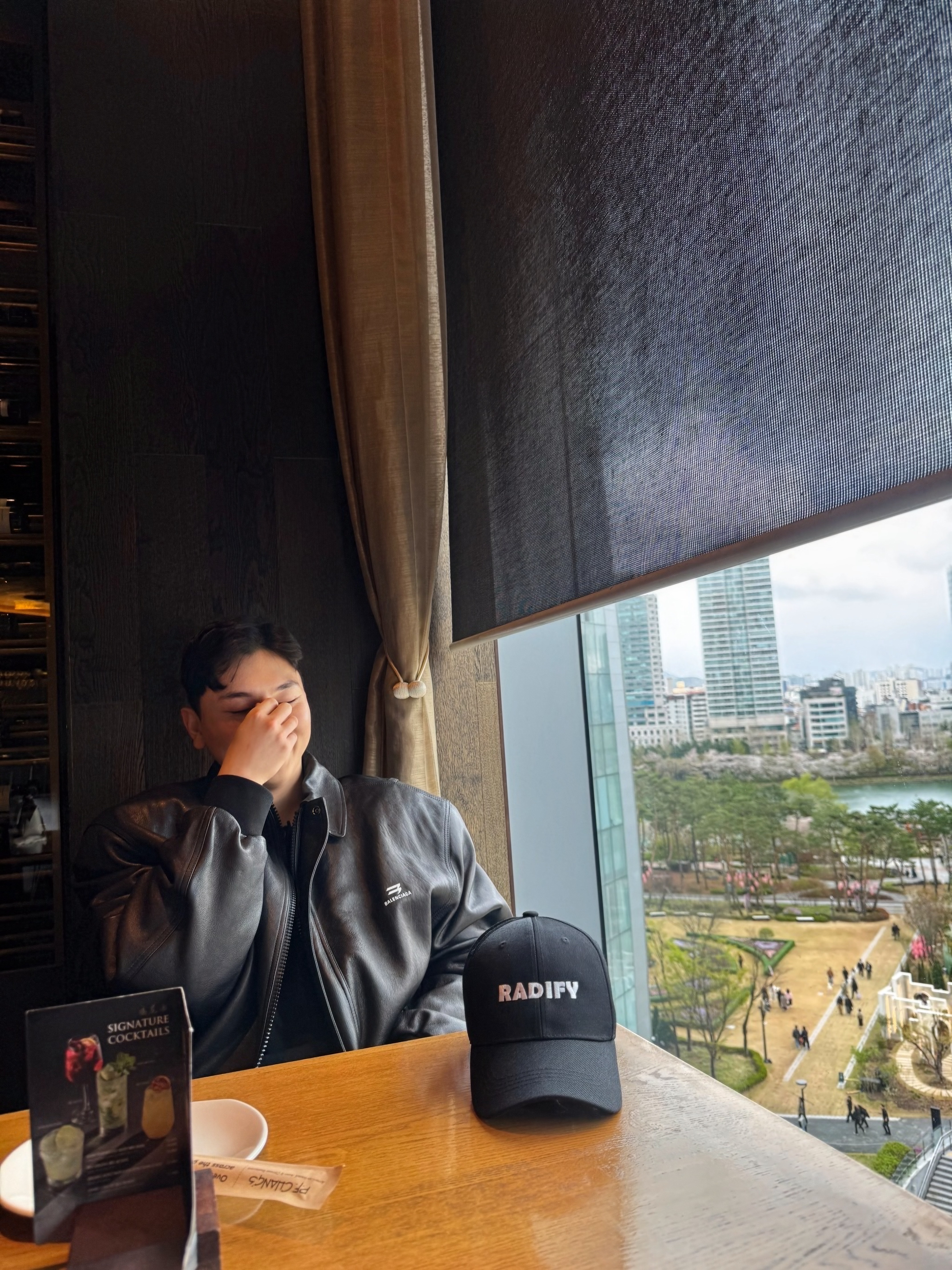 발렌시아가 스포티 비 택시 블루종 블랙, 프라다 모놀리스 브러쉬드 레더 로퍼 블랙 착용 스타일 - 3
