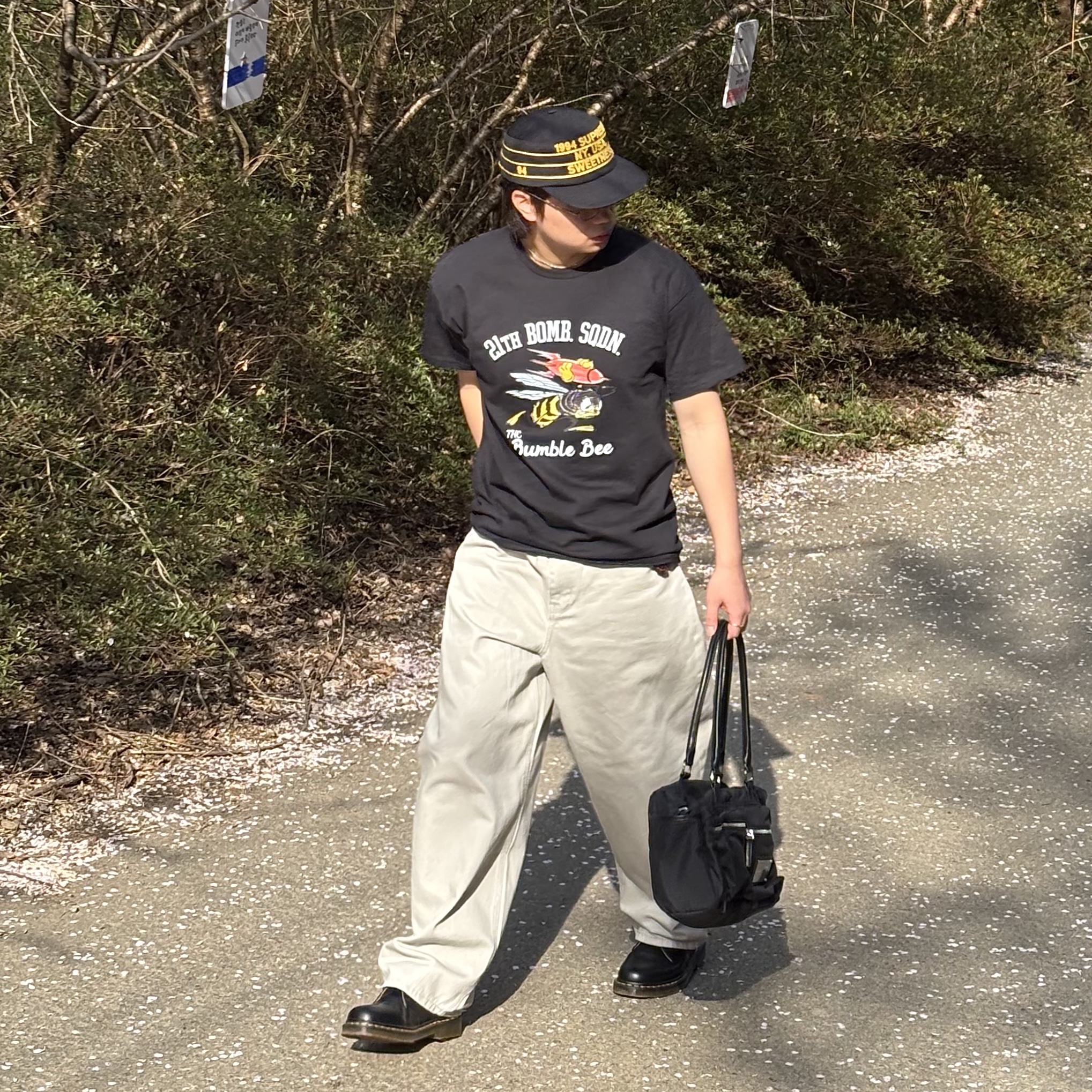 Gildan X American Collection Bumble Bee T-Shirt Black 착용 스타일 - 4