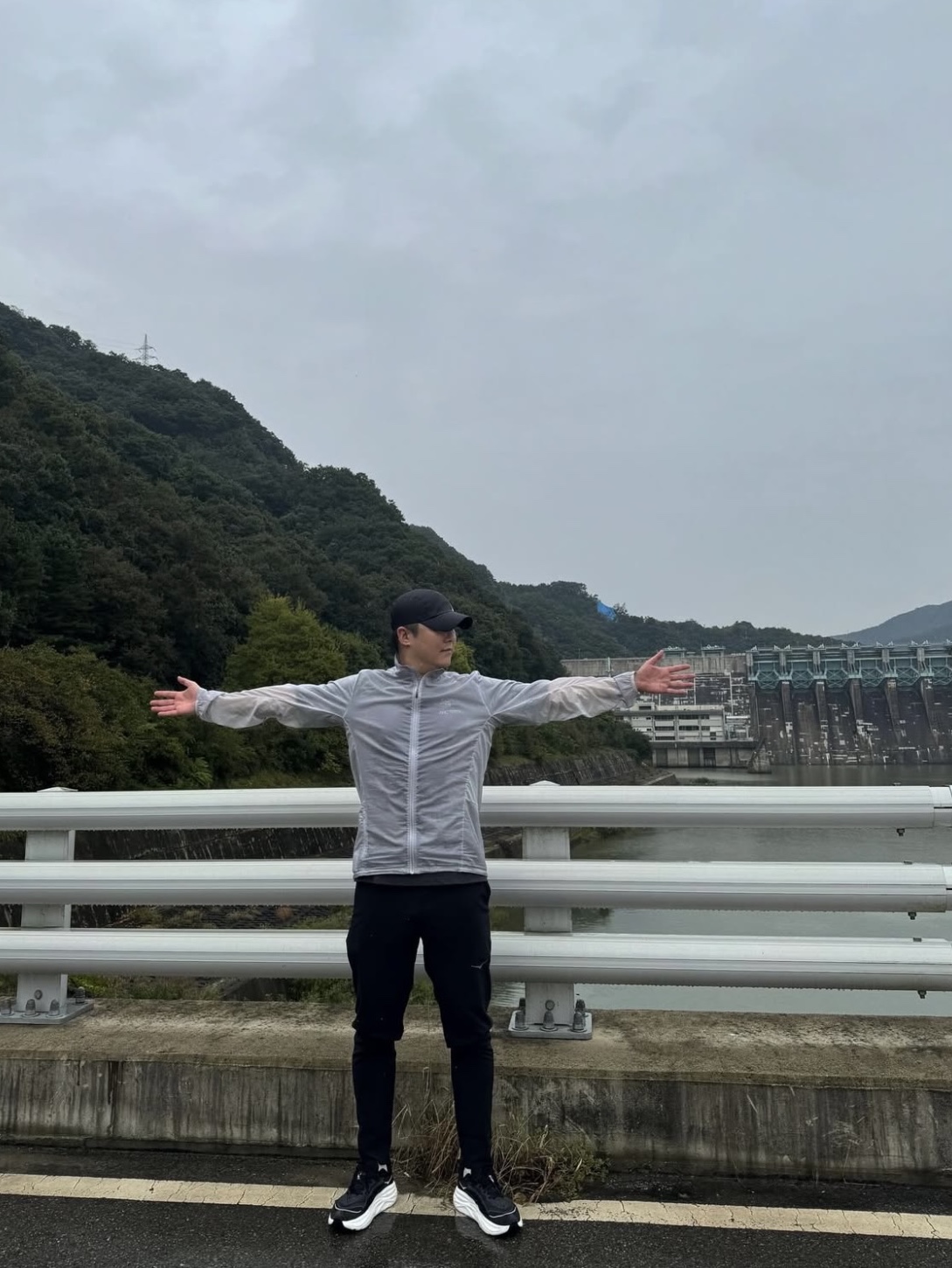 On Running Lightweight Cap Black, Arc'teryx Norvan Windshell Jacket Solitude 착용 스타일 - 2