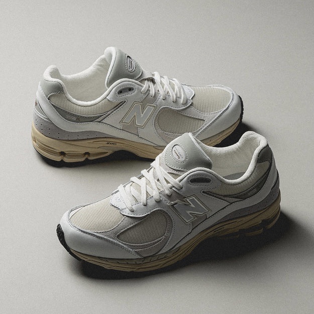 New Balance 2002R White Gold Metallic 착용 스타일