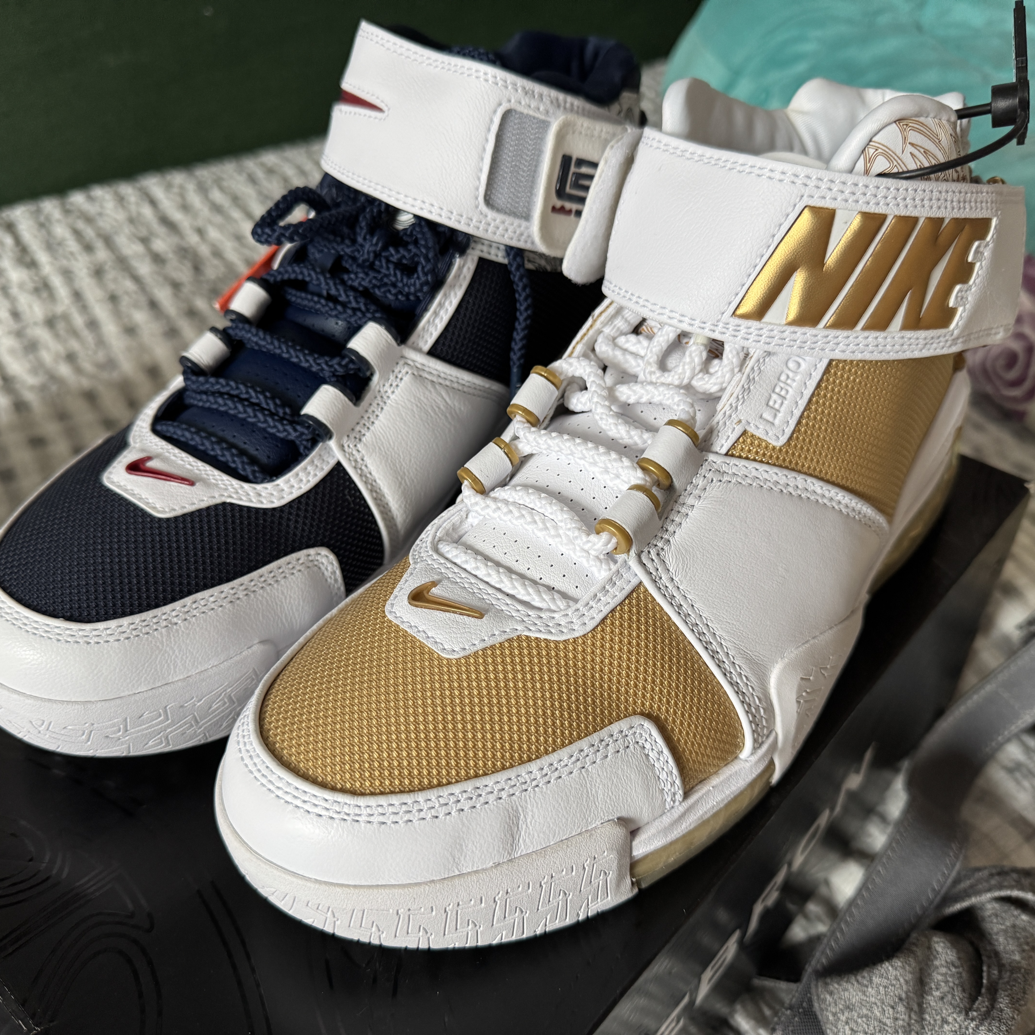 Nike Zoom LeBron 2 Metallic Gold and White 착용 스타일